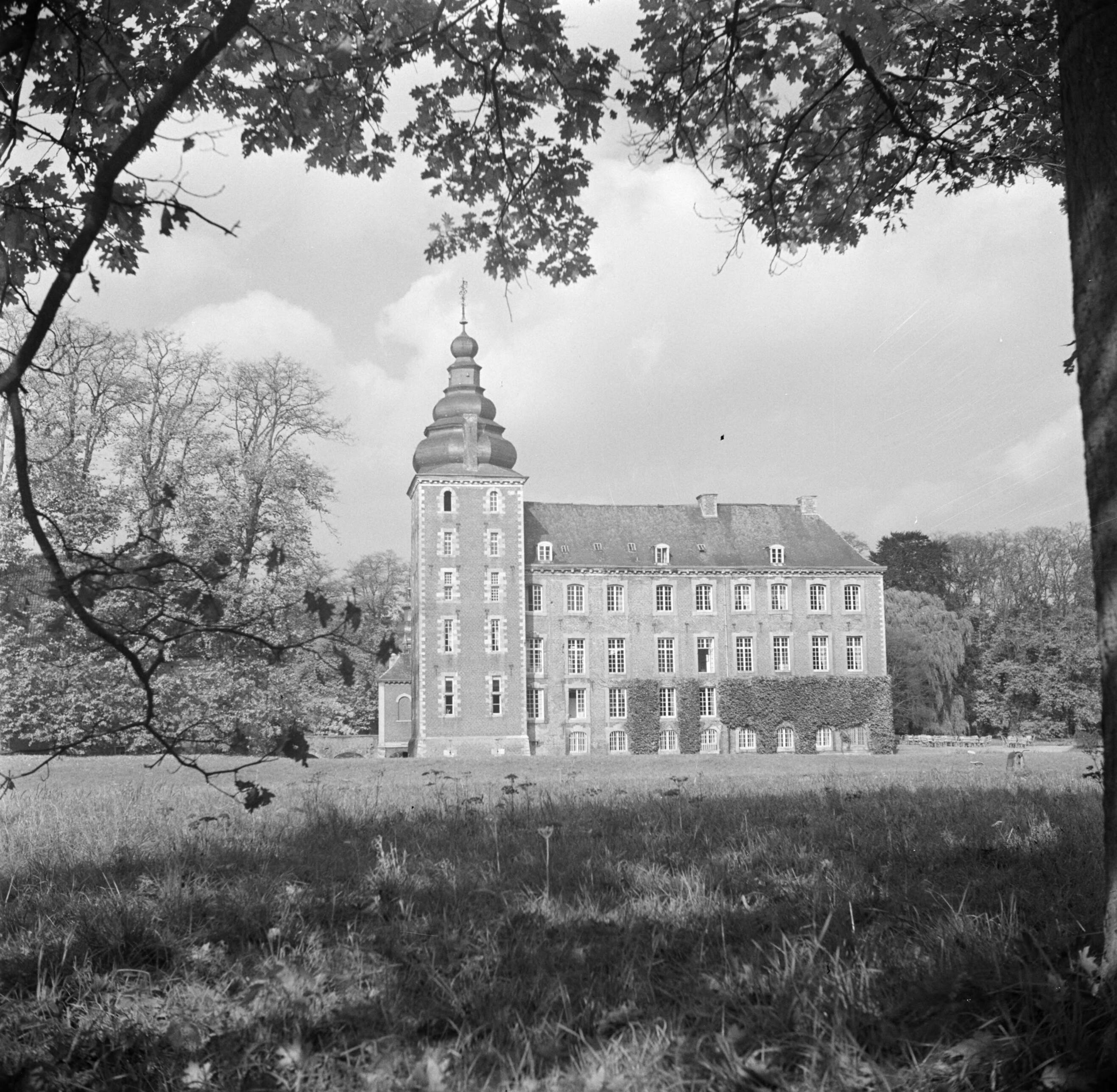 Zuid-Limburg — Zicht op de toren en aangrenzende gebouwen van kasteel Neubourg te Gulpen — Foto: Poll, Willem van de. Licentie: Set B: Rechtenvrij / Publiek Domein. Bron: Nationaal Archief. http://hdl.handle.net/10648/aea61b5a-d0b4-102d-bcf8-003048976d84