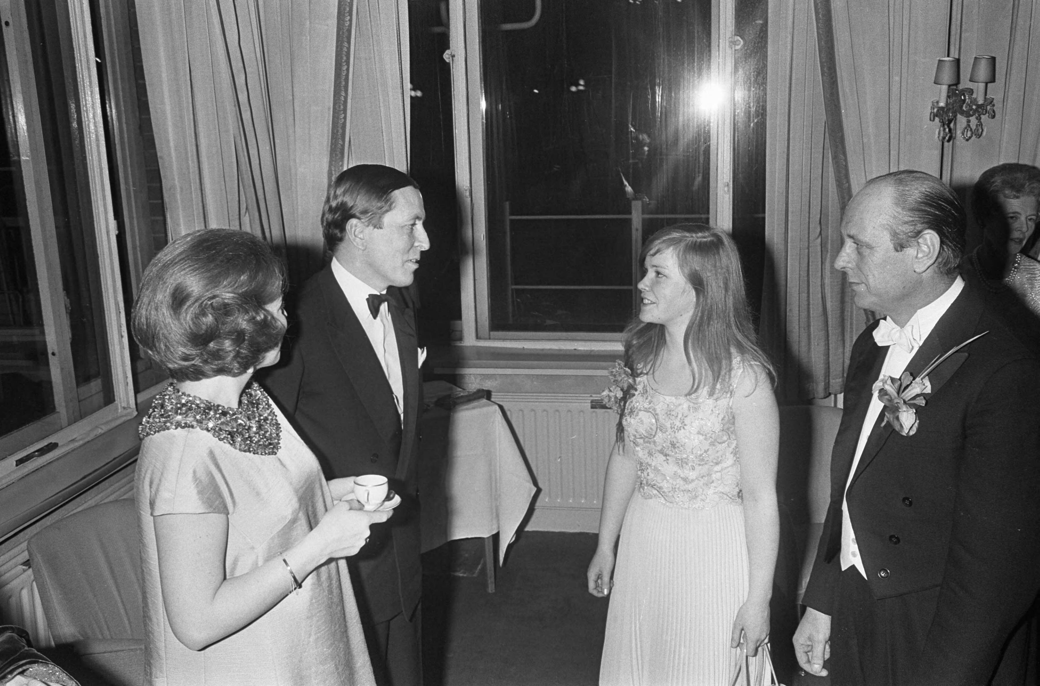 Fotocollectie Anefo — Prinses Beatrix en prins Claus bij Gala-concert Nederlands Studenten Orkest Scheveningen, prinses Beatrix , Claus, Emmy Verhey en Jan Brussen — Foto: Koch, Eric / Anefo. Licentie: Set B: Rechtenvrij / Publiek Domein. Bron: Nationaal Archief. http://hdl.handle.net/10648/ab0db214-d0b4-102d-bcf8-003048976d84