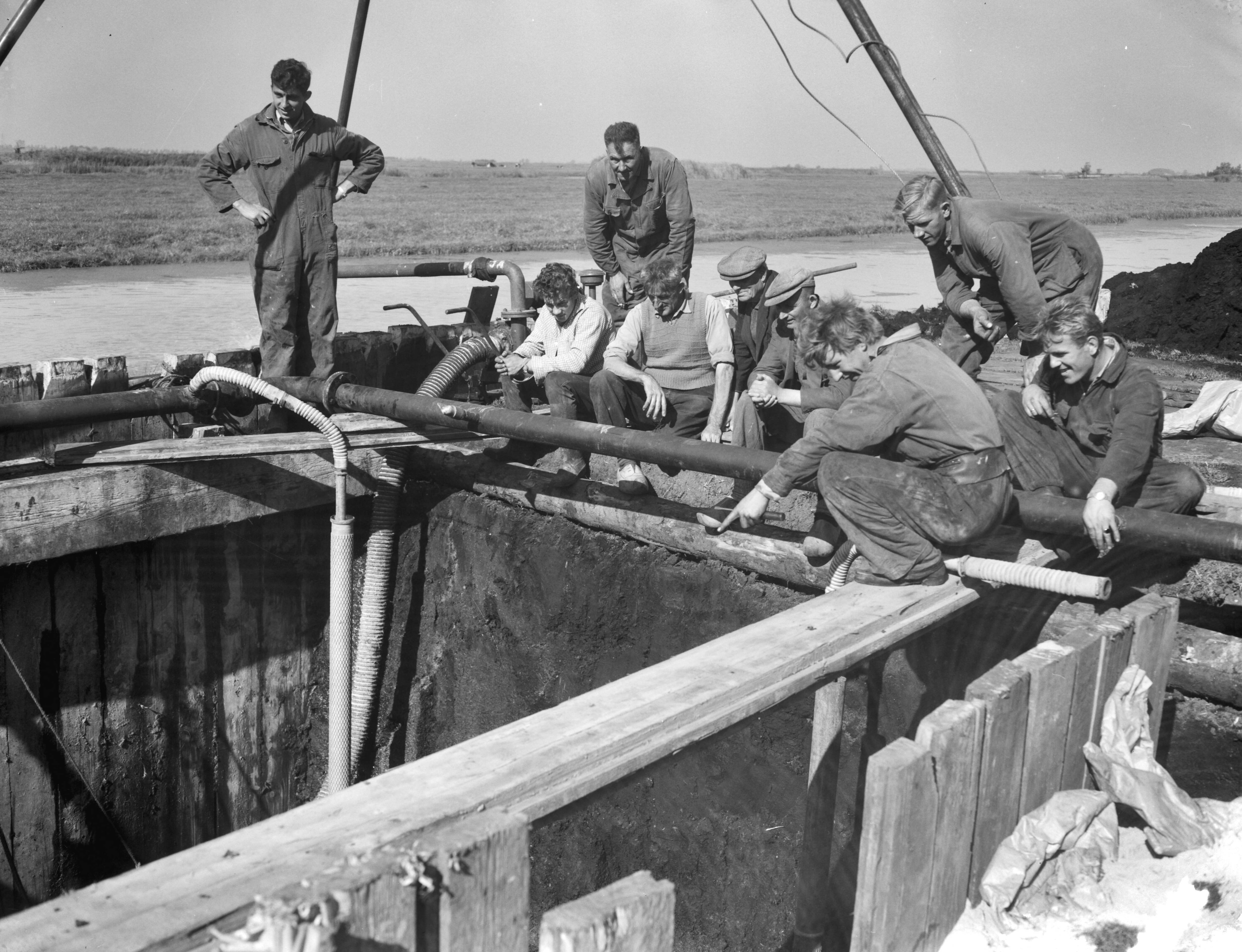 Fotocollectie Anefo — Werkzaamheden aan het gat in Wormer — Foto: Rossem, Wim van / Anefo. Licentie: Set B: Rechtenvrij / Publiek Domein. Bron: Nationaal Archief. http://hdl.handle.net/10648/a99ecf94-d0b4-102d-bcf8-003048976d84