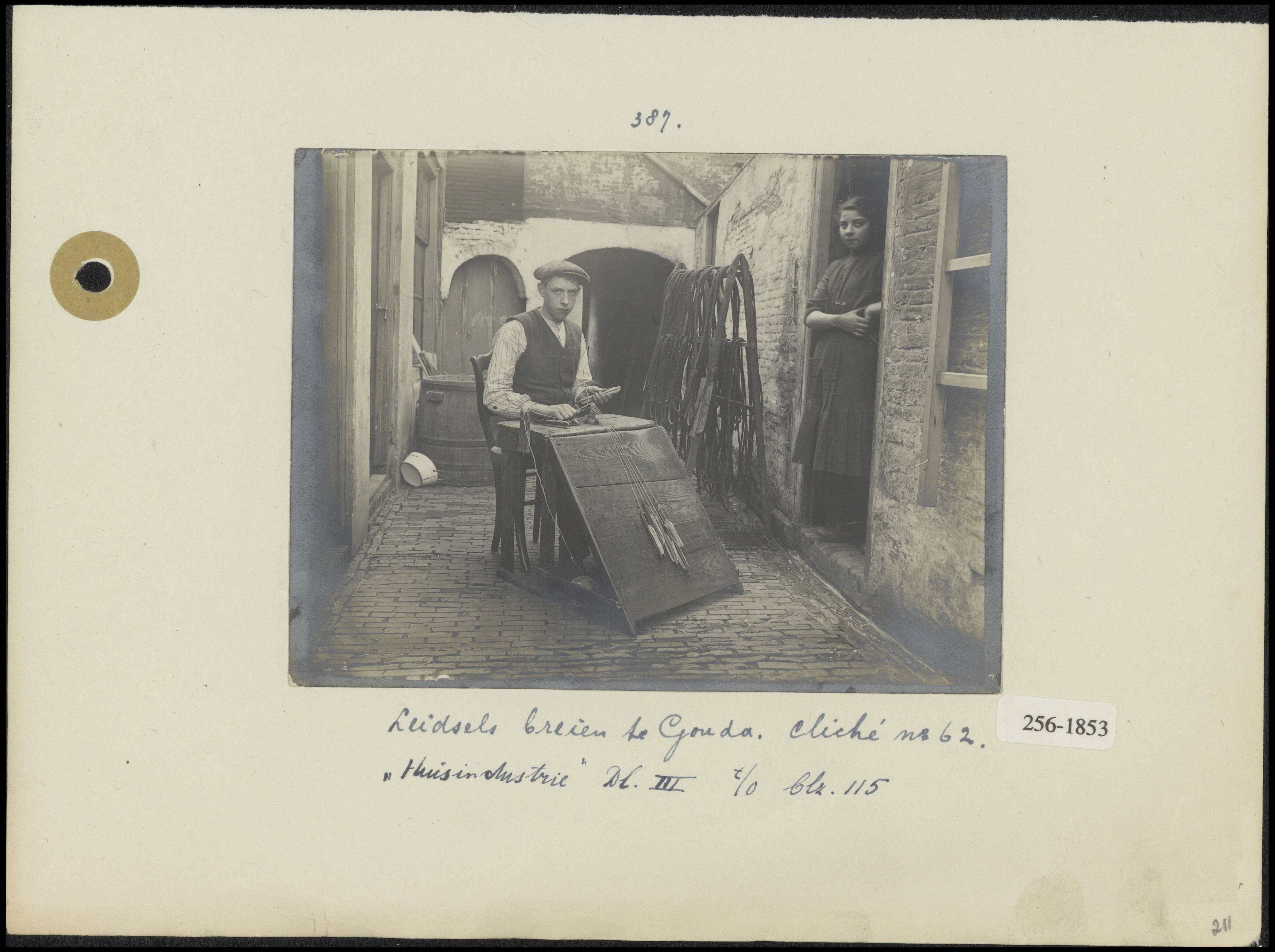Touwindustrie — Man breidt leidsels in een steeg in Gouda — Foto: Onbekend / Publiek Domein of Rechtenvrij. Licentie: Set B: Rechtenvrij / Publiek Domein. Bron: Nationaal Archief. http://hdl.handle.net/10648/b0189bb6-d0b4-102d-bcf8-003048976d84