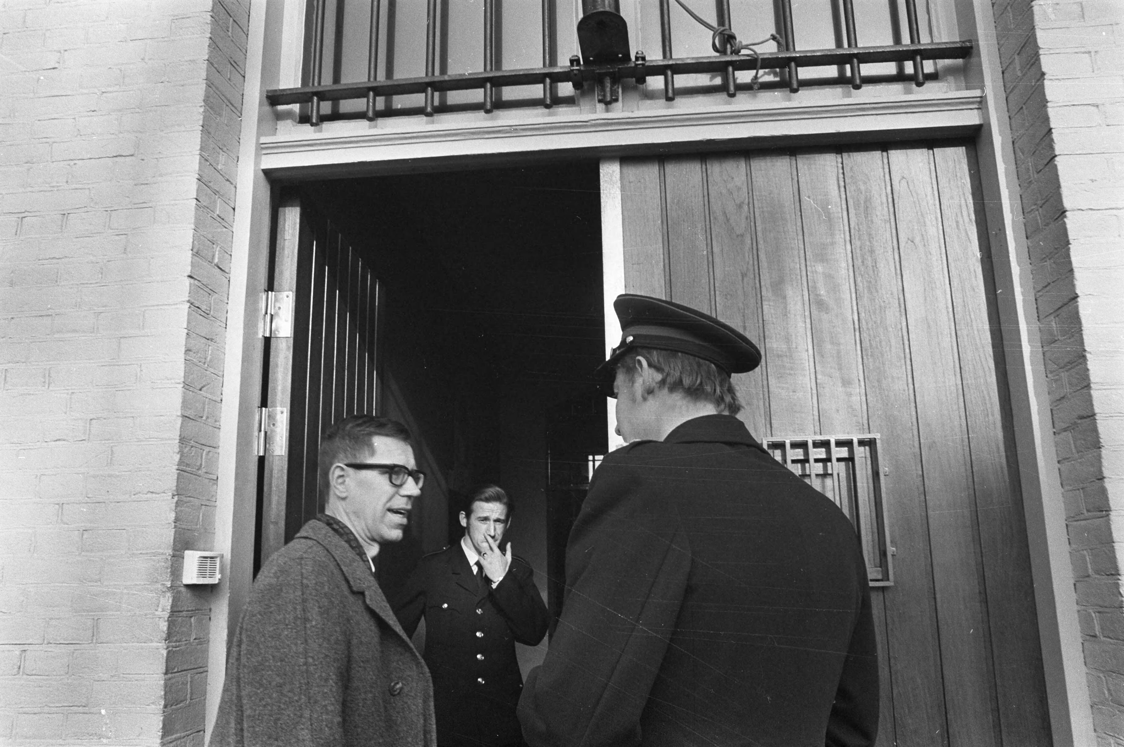 Fotocollectie Anefo — Rellen in Huis van Bewaring Groningen, staatssecretaris Grosheide van Justitie bij Huis van Bewaring / — Foto: Mieremet, Rob / Anefo. Licentie: Set B: Rechtenvrij / Publiek Domein. Bron: Nationaal Archief. http://hdl.handle.net/10648/abd5e2ac-d0b4-102d-bcf8-003048976d84