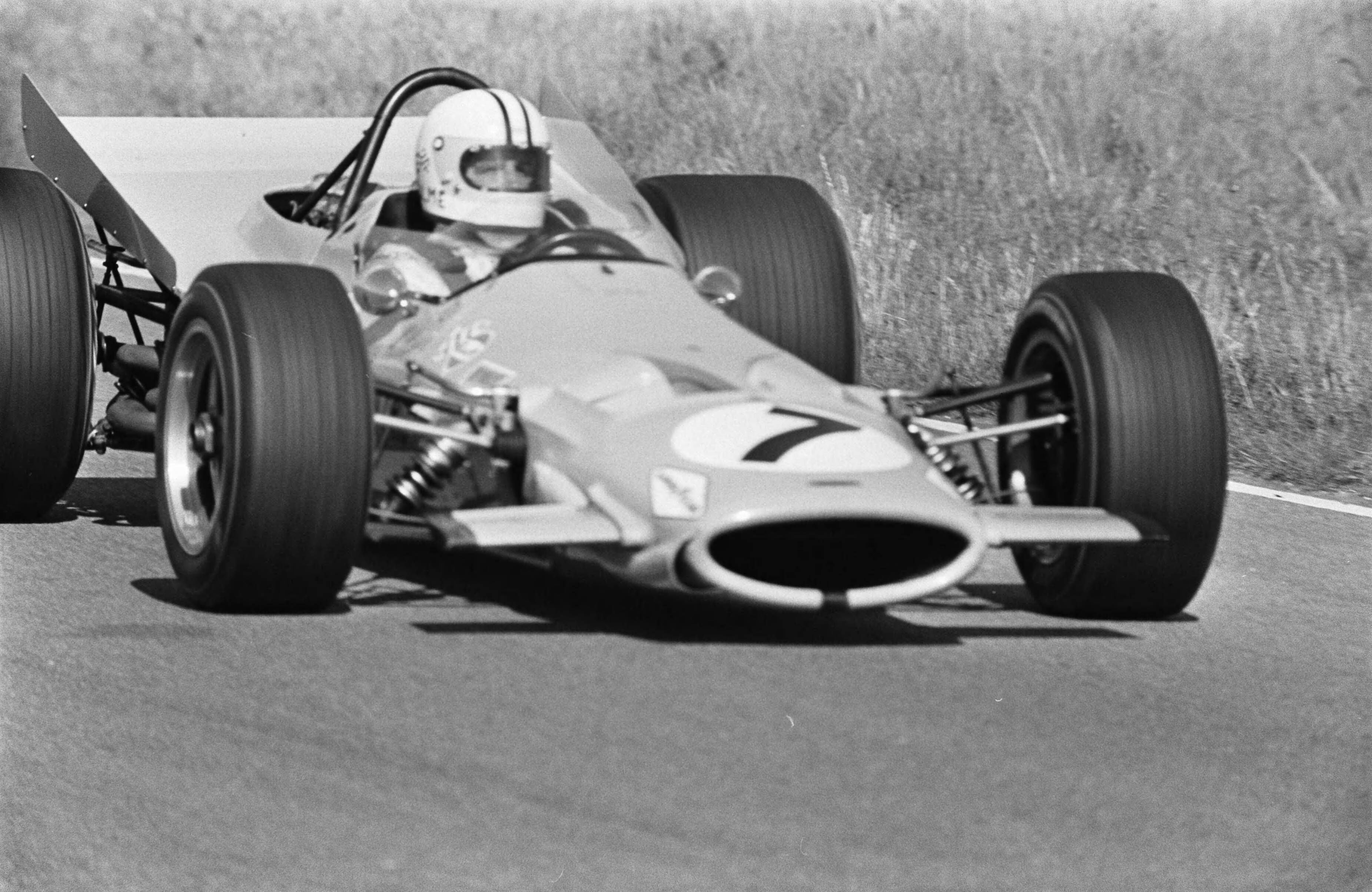 Grand Prix Zandvoort 1969 — Nr. 7 in actie — Foto: Fotograaf Onbekend / Anefo. Licentie: Set B: Rechtenvrij / Publiek Domein. Bron: Nationaal Archief. http://hdl.handle.net/10648/ab6f39b2-d0b4-102d-bcf8-003048976d84