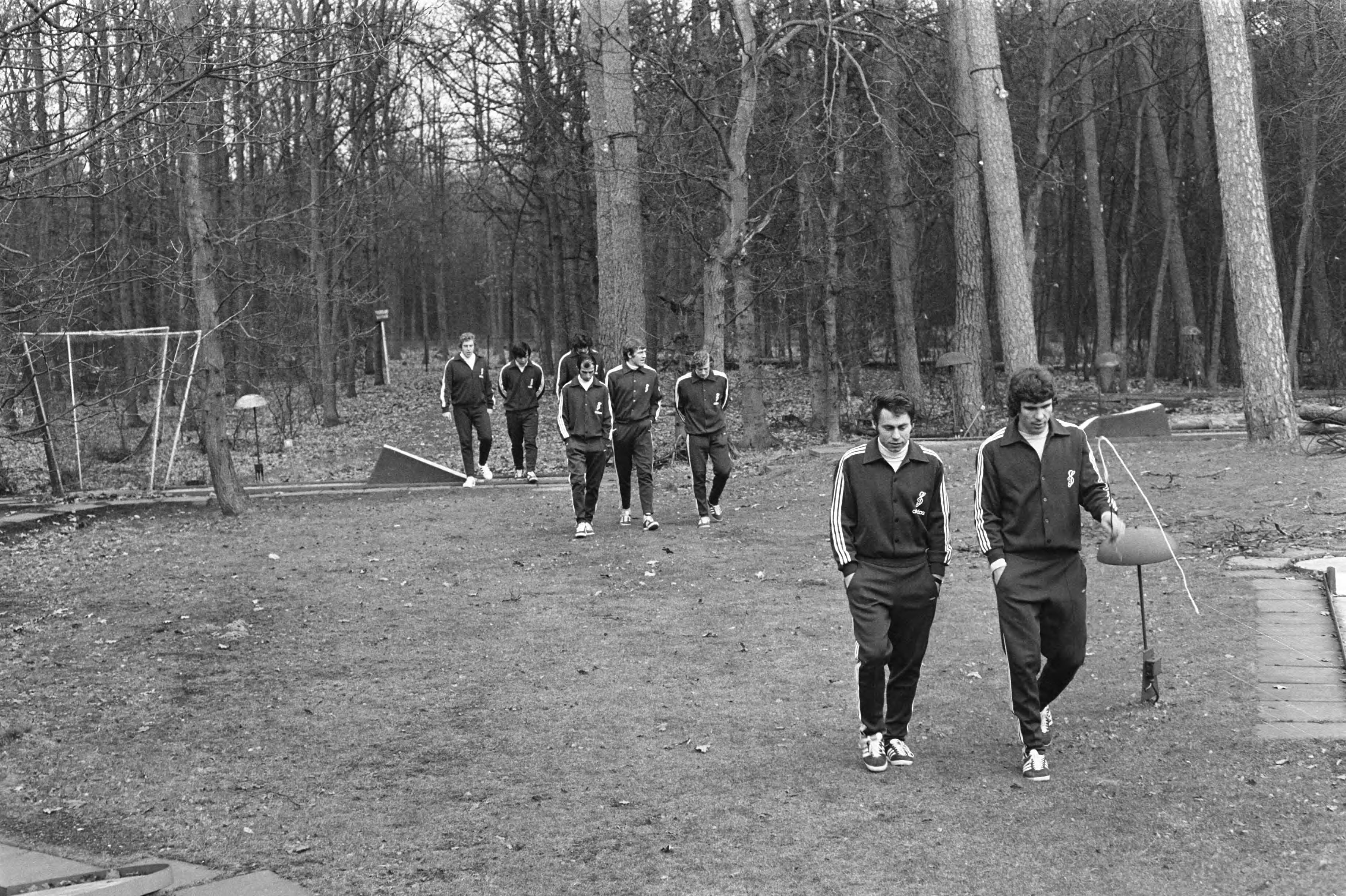 Fotocollectie Anefo — Feyenoord in trainingskamp in Zeist; wandeling in het bos — Foto: Mieremet, Rob / Anefo. Licentie: Set B: Rechtenvrij / Publiek Domein. Bron: Nationaal Archief. http://hdl.handle.net/10648/abe30982-d0b4-102d-bcf8-003048976d84