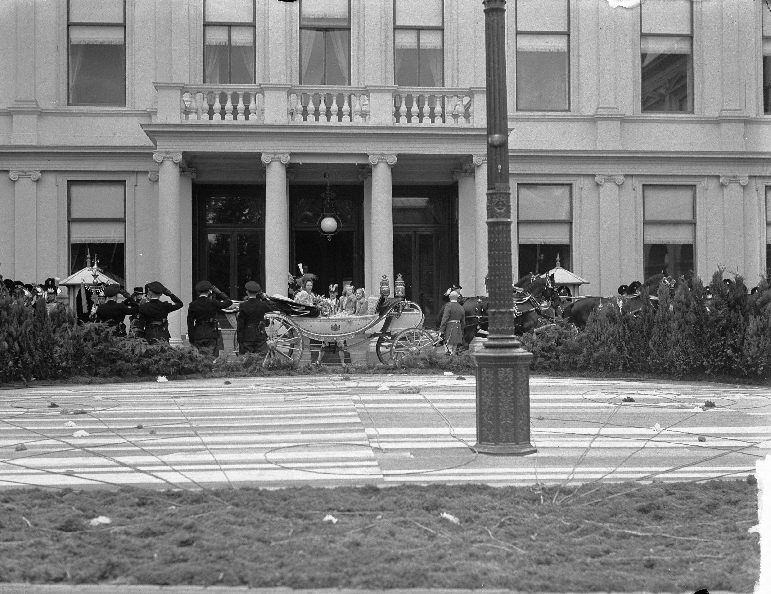 Intocht van koningin Juliana in Den Haag (1948) — Intocht Koningin Juliana in Den Haag. Koninklijke familie in calèche voor Paleis Noordeinde — Foto: Bilsen, Joop van / Anefo. Licentie: Set B: Rechtenvrij / Publiek Domein. Bron: Nationaal Archief. http://hdl.handle.net/10648/a8bd40c4-d0b4-102d-bcf8-003048976d84