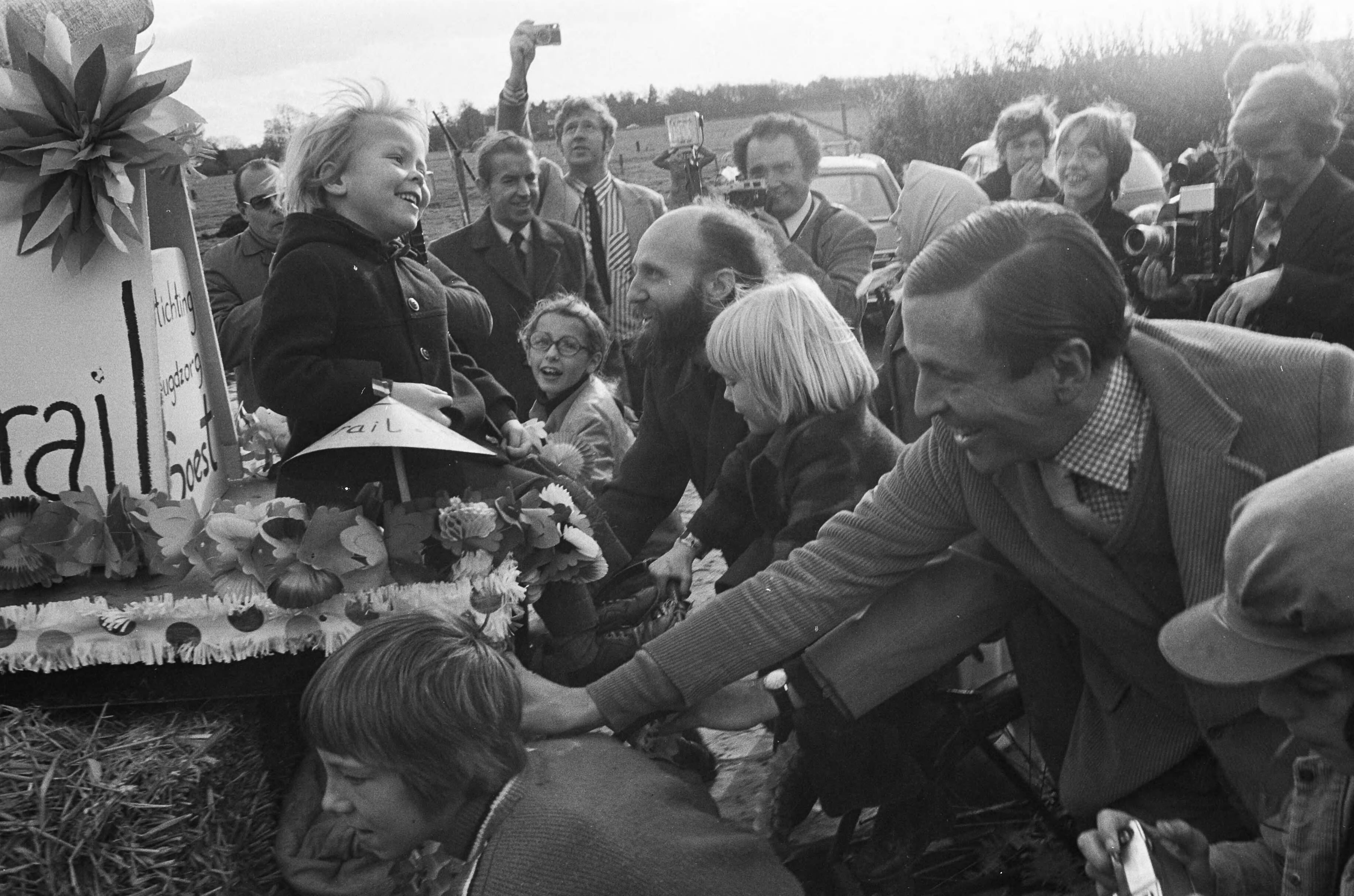 Prinses Beatrix en Prins Claus met hun kinderen bij de opening van kinderboerderij "De Vrije Teugel" in Soest — Prins Claus, Johan Friso en Willem Alexander met een bakfiets — Foto: Fotograaf Onbekend / Anefo. Licentie: Set B: Rechtenvrij / Publiek Domein. Bron: Nationaal Archief. http://hdl.handle.net/10648/ac3ca4e2-d0b4-102d-bcf8-003048976d84