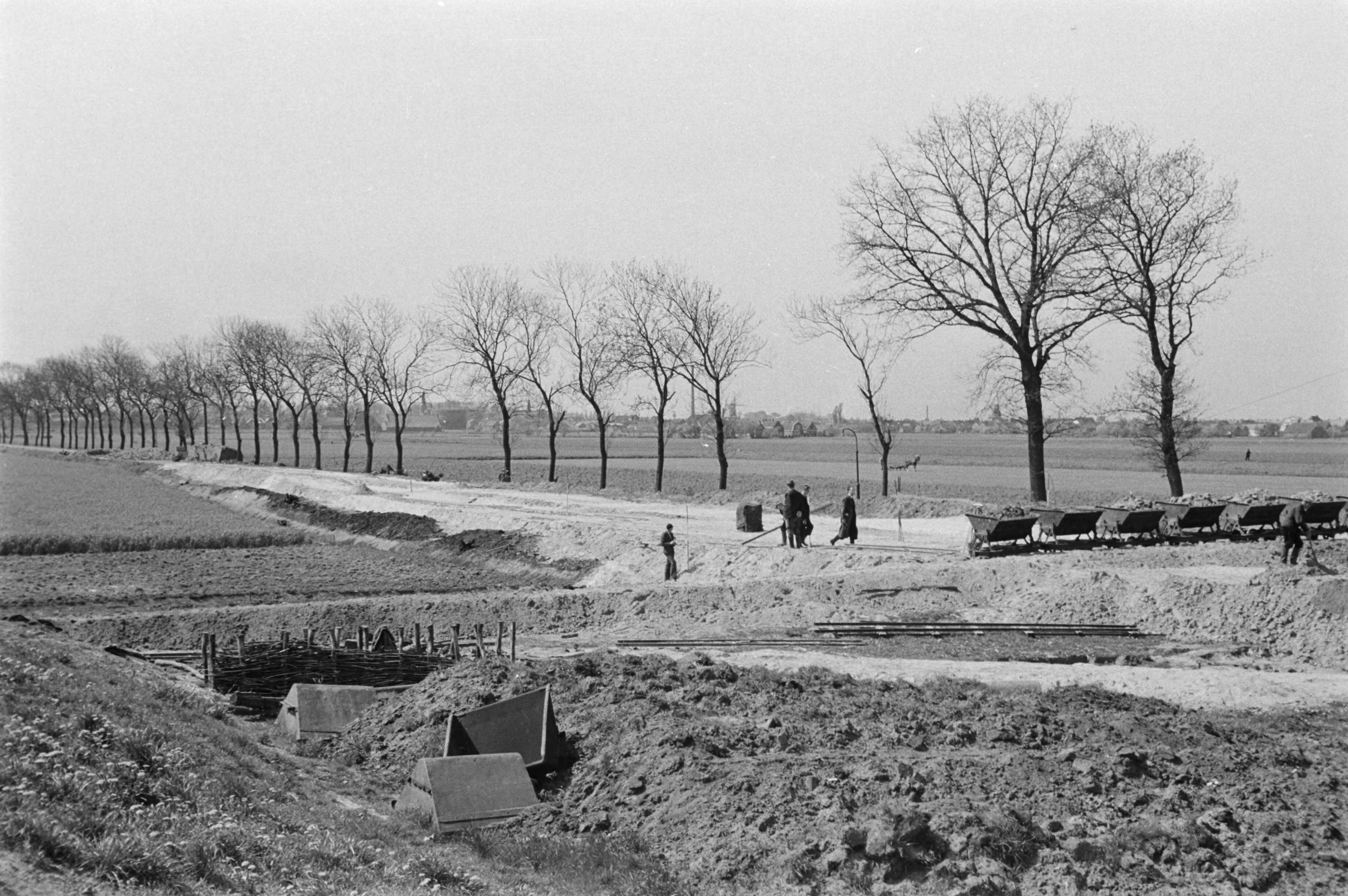 Fotocollectie Nederlandse Heidemaatschappij — Het graven van het kanaal. — Foto: Fotograaf Onbekend / Heidemij. Licentie: Set B: Rechtenvrij / Publiek Domein. Bron: Nationaal Archief. http://hdl.handle.net/10648/ae8911cc-d0b4-102d-bcf8-003048976d84