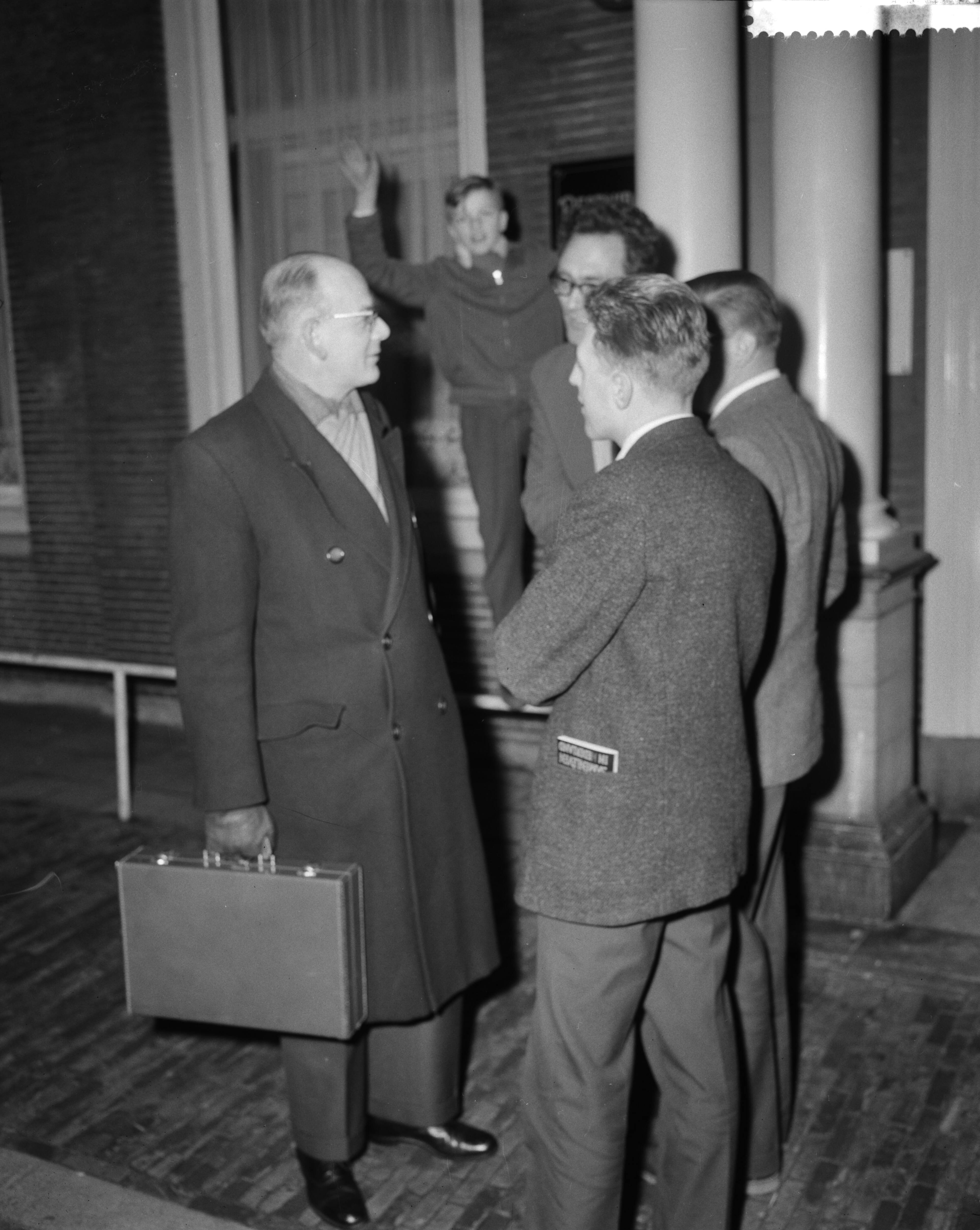 Fotocollectie Anefo — Vergadering van het ARP convent te Utrecht naar aanleiding van kabinetscrisis, de informateur W.F. de Gaay Fortman spreekt met journalisten — Foto: Behrens, Herbert F. / Anefo. Licentie: Set B: Rechtenvrij / Publiek Domein. Bron: Nationaal Archief. http://hdl.handle.net/10648/a9c3cbb4-d0b4-102d-bcf8-003048976d84