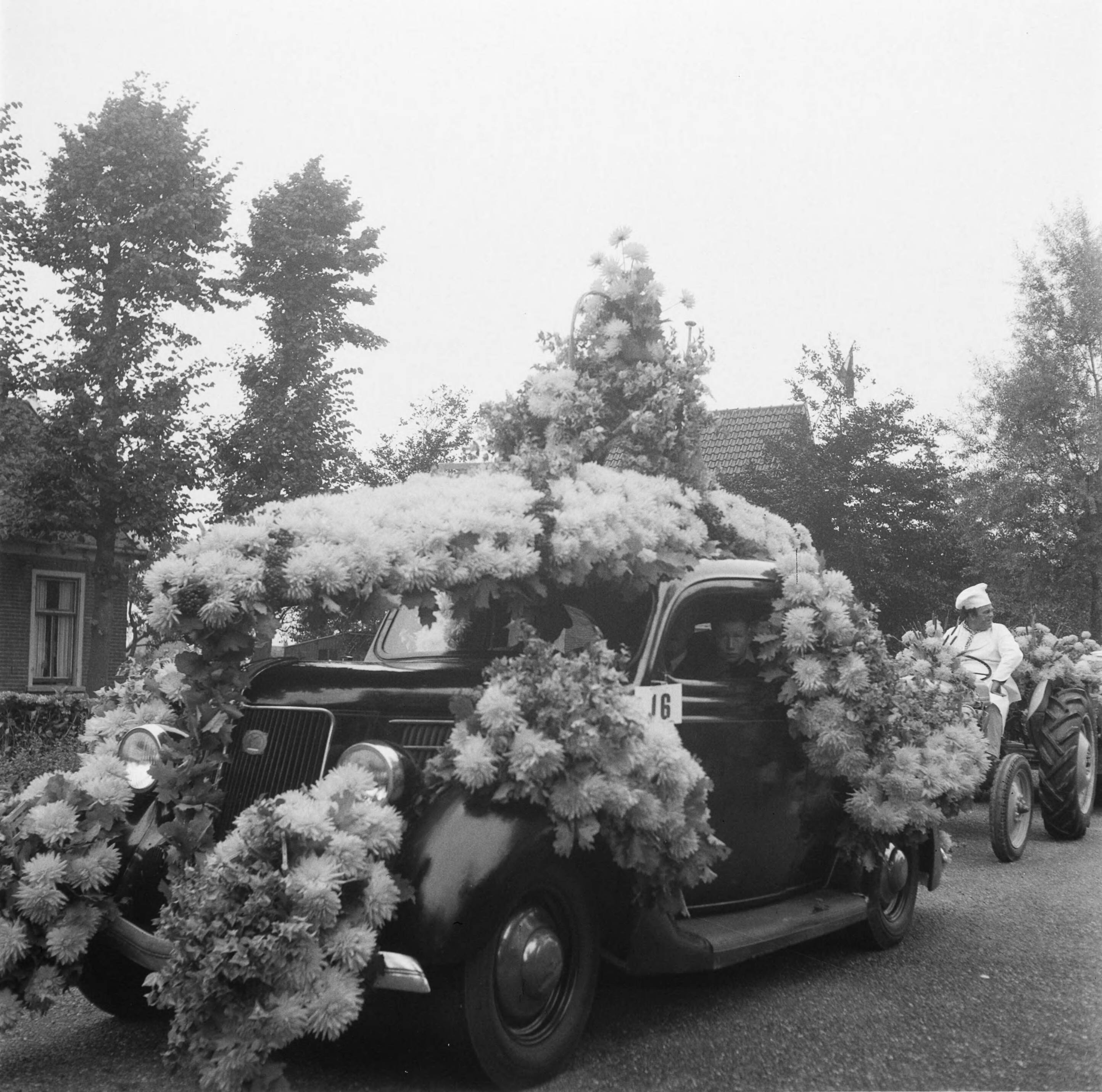 Fotocollectie Anefo — Bloemencorso Aalsmeer — Foto: Pot, Harry / Anefo. Licentie: Set B: Rechtenvrij / Publiek Domein. Bron: Nationaal Archief. http://hdl.handle.net/10648/a8debccc-d0b4-102d-bcf8-003048976d84