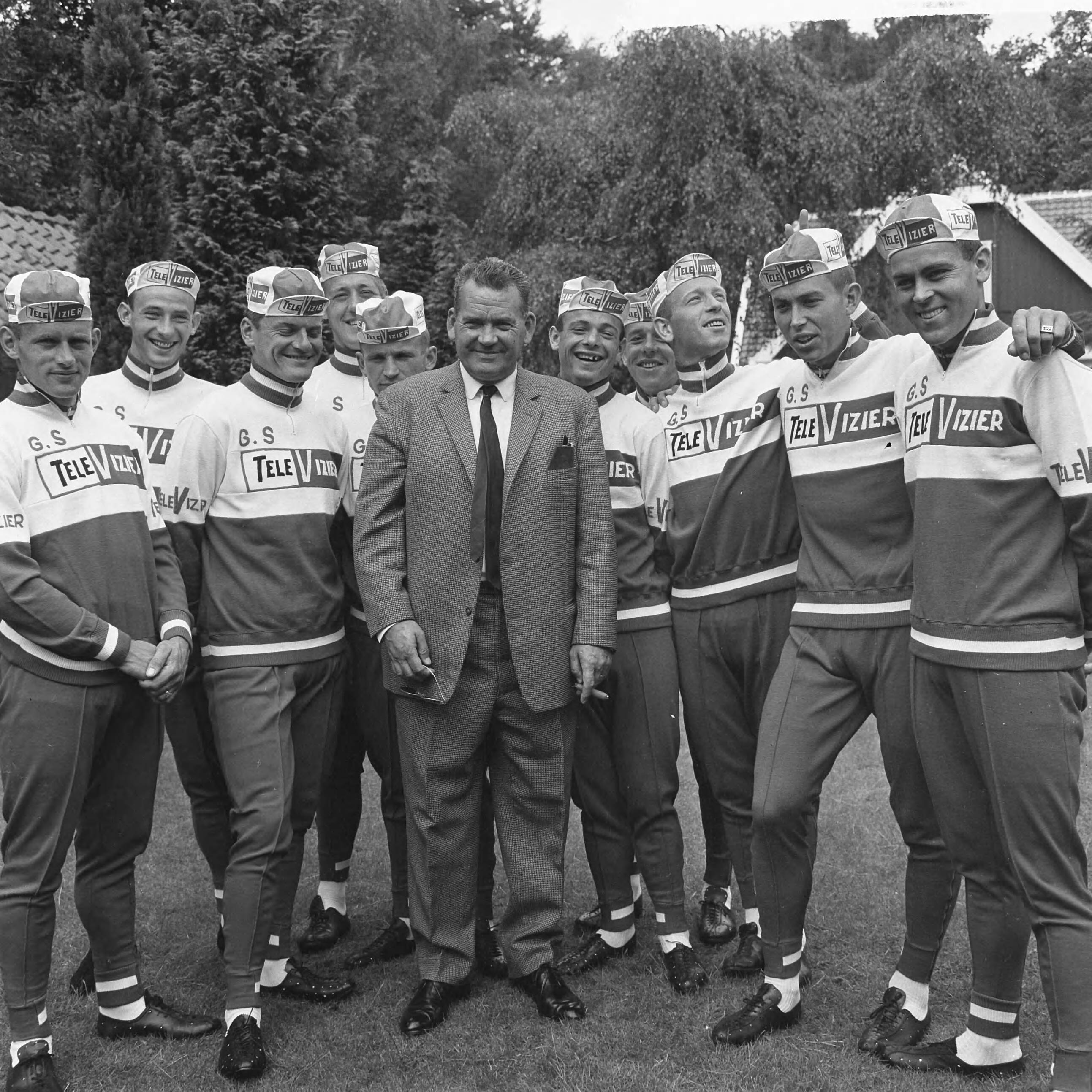 Fotocollectie Anefo — Televizierploeg voor de Tour de France in Hotel De Zwaan te Etten voorgesteld, ploegleider Kees Pellenaars (met zonnebril en sigaar) — Foto: Evers, Joost / Anefo. Licentie: Set B: Rechtenvrij / Publiek Domein. Bron: Nationaal Archief. http://hdl.handle.net/10648/aaadb940-d0b4-102d-bcf8-003048976d84