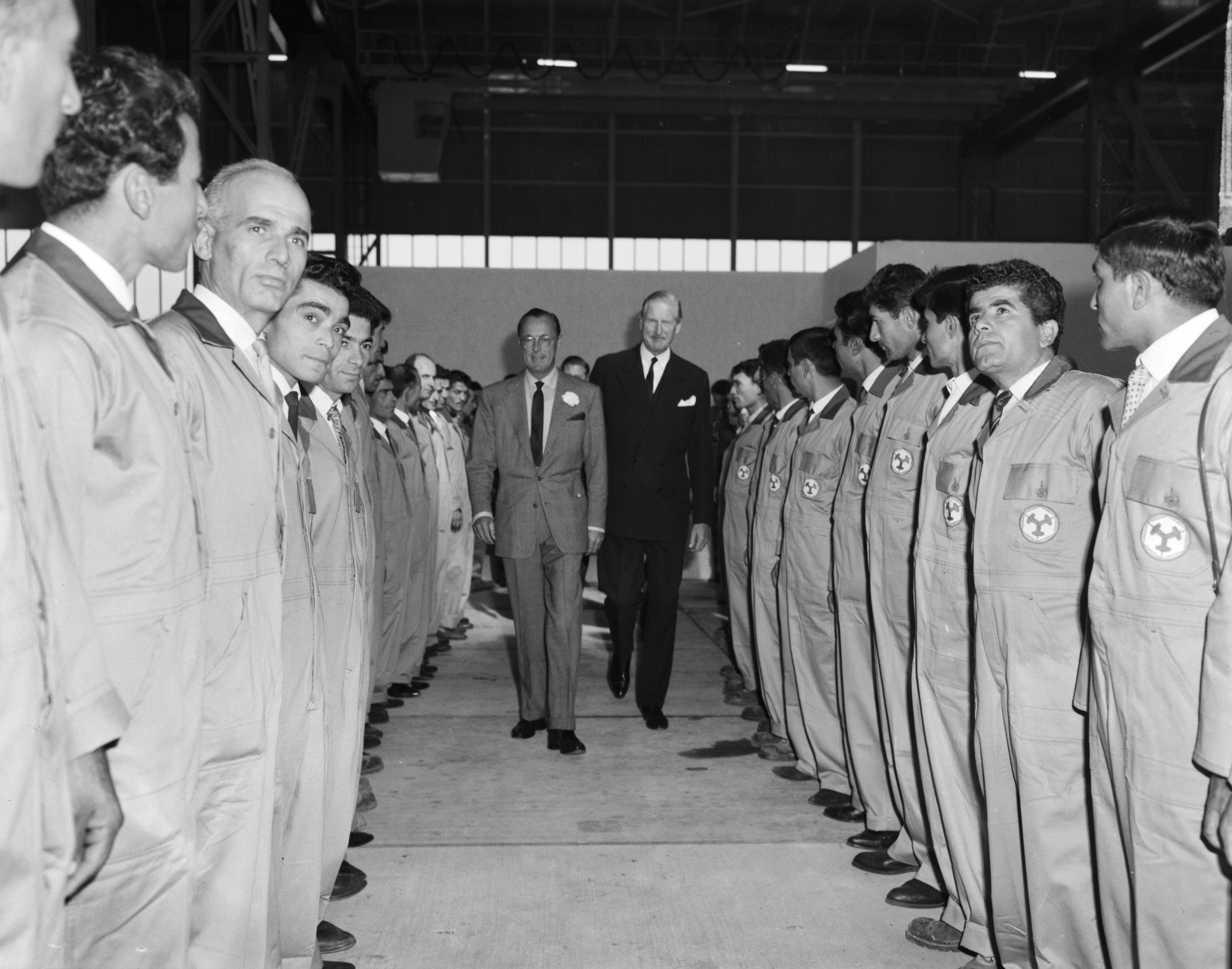Fotocollectie Anefo — Prins Bernhard opende te Zaandam nieuwe fabriek "Indeco Coignet NV" , de prins loopt door een haag van personeelsleden [Indeco had ca. 120 Turkse arbeiders] — Foto: Bilsen, Joop van / Anefo. Licentie: Set B: Rechtenvrij / Publiek Domein. Bron: Nationaal Archief. http://hdl.handle.net/10648/aa7b45aa-d0b4-102d-bcf8-003048976d84