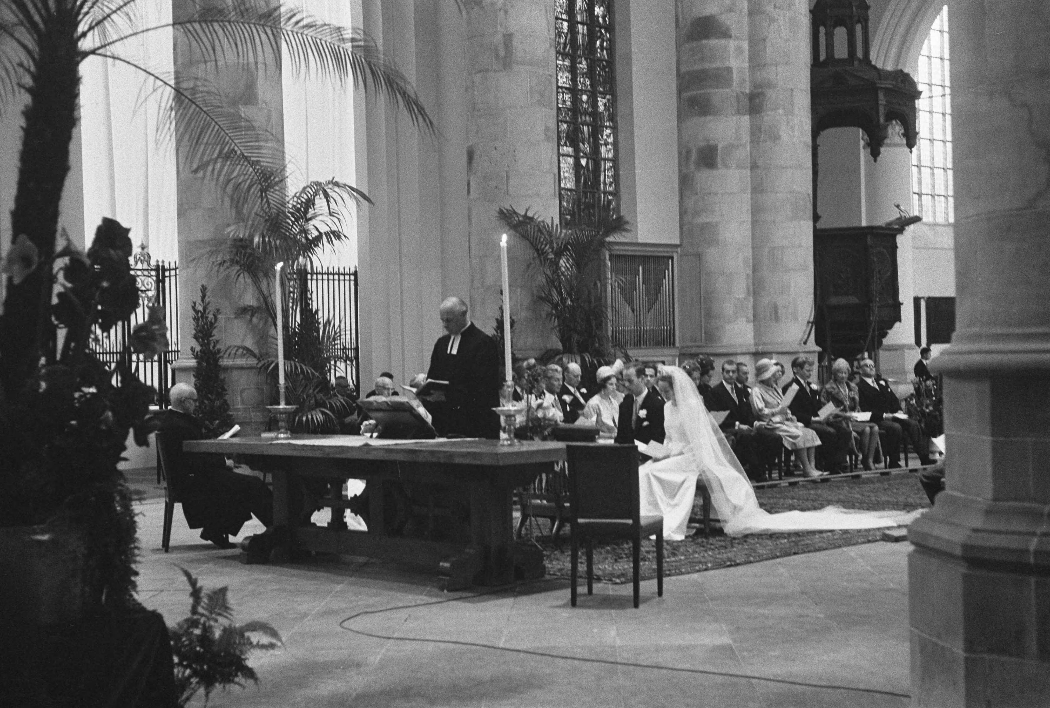 Huwelijk prins Karl von Hessen en gravin Yvonne Szapary in Den Haag — Het bruidspaar in de kerk — Foto: Fotograaf Onbekend / Anefo. Licentie: Set B: Rechtenvrij / Publiek Domein. Bron: Nationaal Archief. http://hdl.handle.net/10648/aae5fcba-d0b4-102d-bcf8-003048976d84