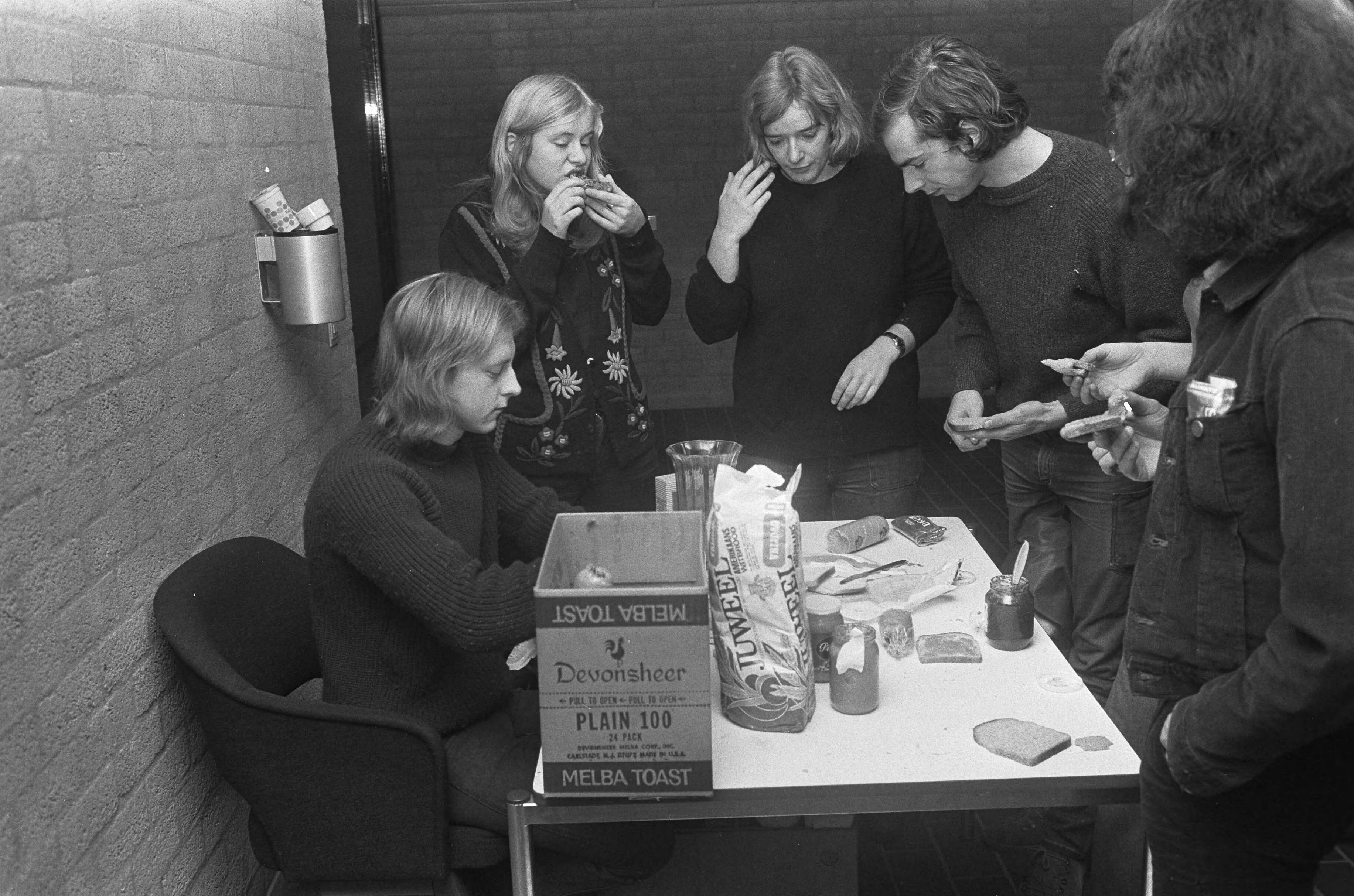 Bezetters van de Vrije Universiteit te Amsterdam — Bezetters aan het ontbijt — Foto: Fotograaf Onbekend / Anefo. Licentie: Set B: Rechtenvrij / Publiek Domein. Bron: Nationaal Archief. http://hdl.handle.net/10648/ac3ee338-d0b4-102d-bcf8-003048976d84