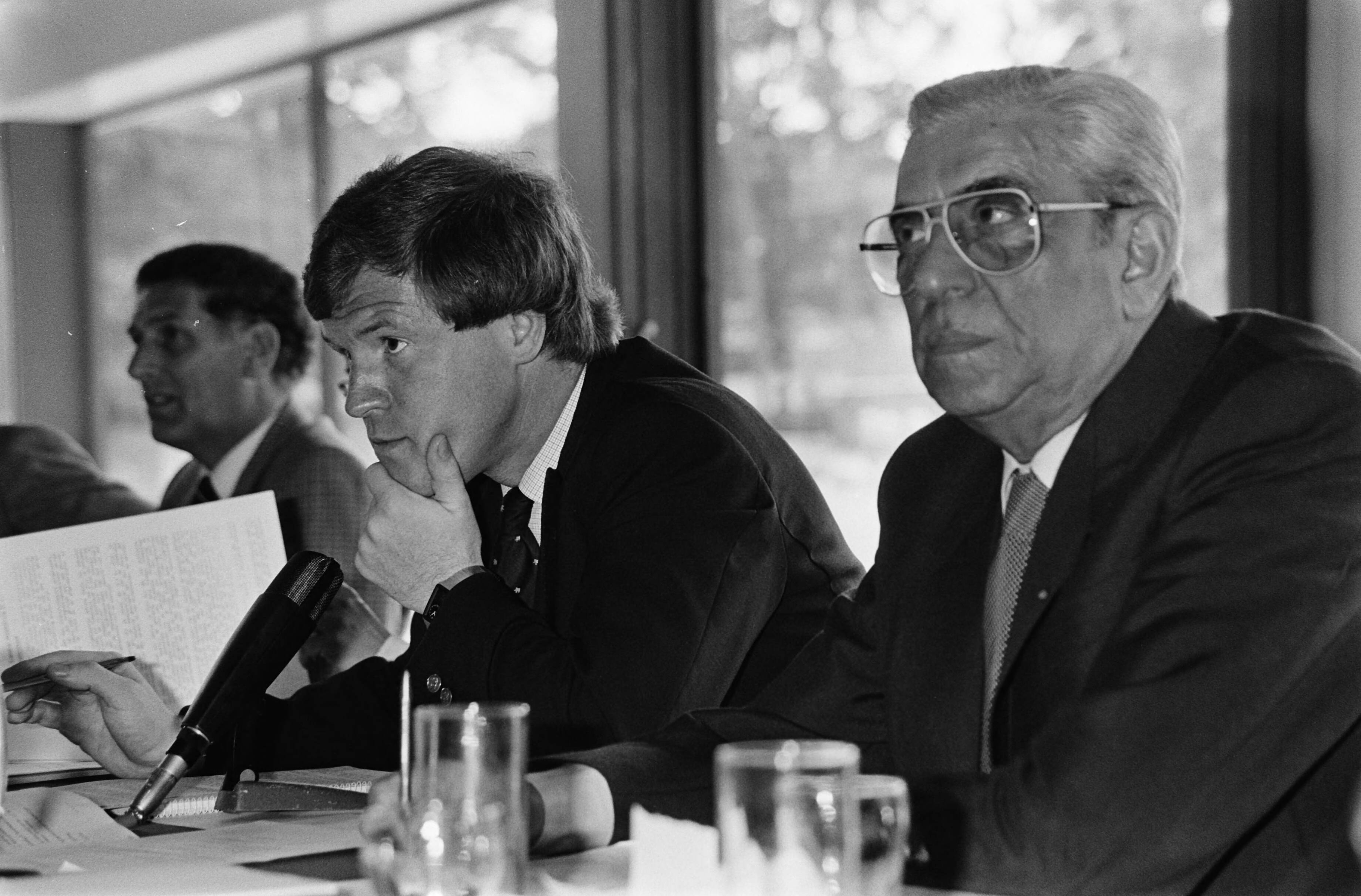 Fotocollectie Anefo — Vergadering van KNVB in Zeist; Eric Vilé (voorzitter sectiebestuur betaald voetbal) met (r) naast zich Jaap van Praag — Foto: Dijk, Hans van / Anefo. Licentie: Set B: Rechtenvrij / Publiek Domein. Bron: Nationaal Archief. http://hdl.handle.net/10648/acfcf274-d0b4-102d-bcf8-003048976d84