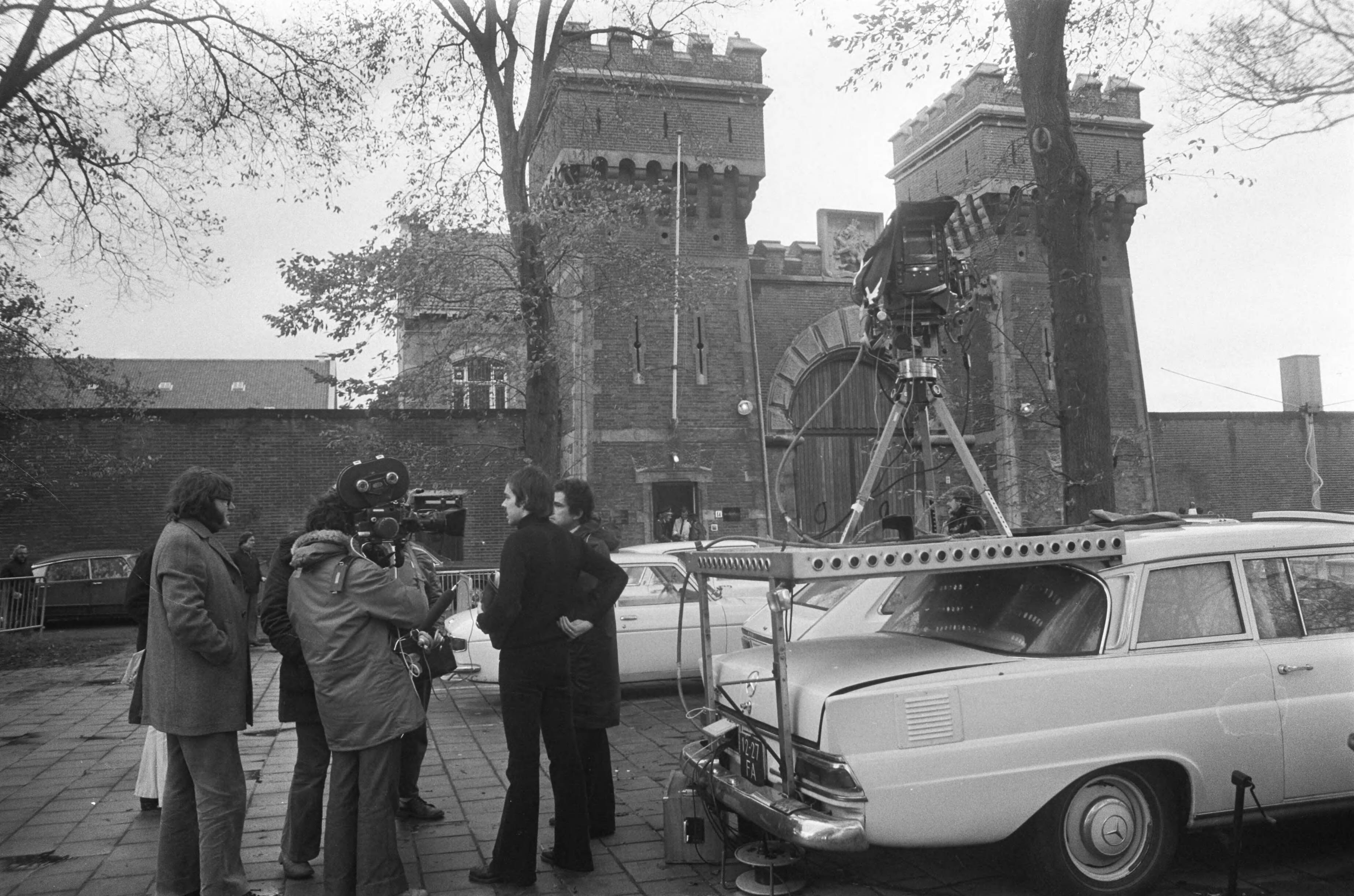 Fotocollectie Anefo — Gijzeling in Scheveningen; wachtende journalisten voor Scheveningse gevangenis — Foto: Peters, Hans / Anefo. Licentie: Set B: Rechtenvrij / Publiek Domein. Bron: Nationaal Archief. http://hdl.handle.net/10648/ac5902c2-d0b4-102d-bcf8-003048976d84