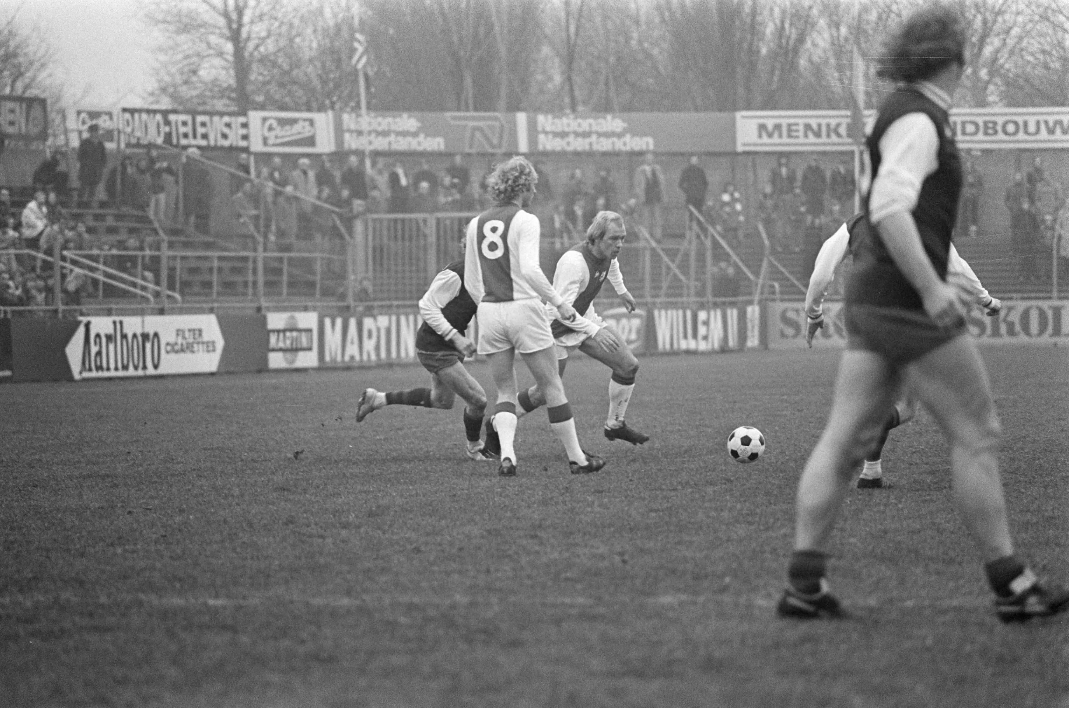 Fotocollectie Anefo — Ajax tegen Haarlem, vriendschappelijke wedstrijd; spelmomenten — Foto: Peters, Hans / Anefo. Licentie: Set B: Rechtenvrij / Publiek Domein. Bron: Nationaal Archief. http://hdl.handle.net/10648/ac7cdf3a-d0b4-102d-bcf8-003048976d84
