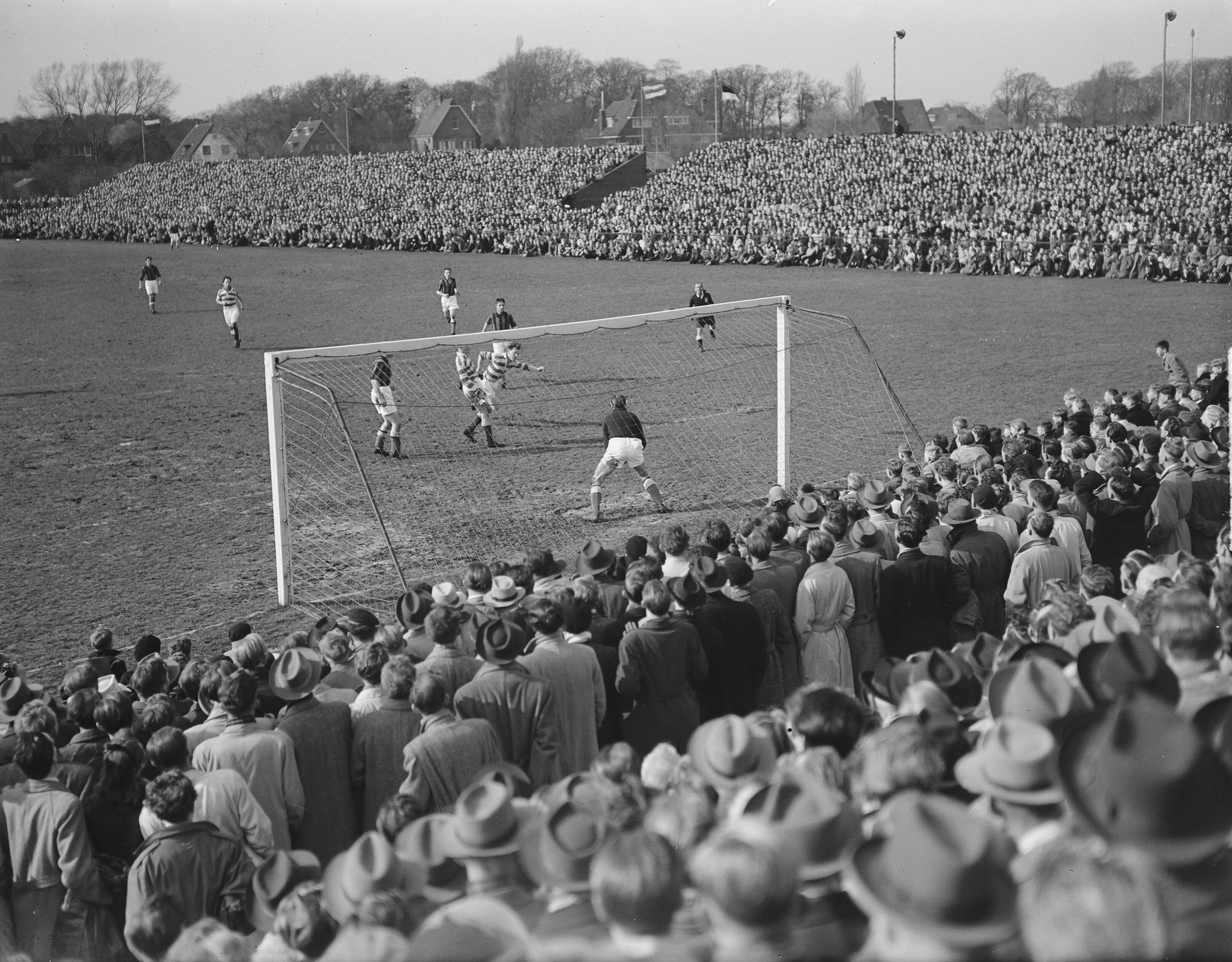 Voetbal. RCH tegen Blauw-Wit 0-2. Blauw-Wit kampioen — Voetbal. RCH tegen Blauw-Wit 0-2. Spelmoment — Foto: Bilsen, Joop van / Anefo. Licentie: Set B: Rechtenvrij / Publiek Domein. Bron: Nationaal Archief. http://hdl.handle.net/10648/a8e864b6-d0b4-102d-bcf8-003048976d84