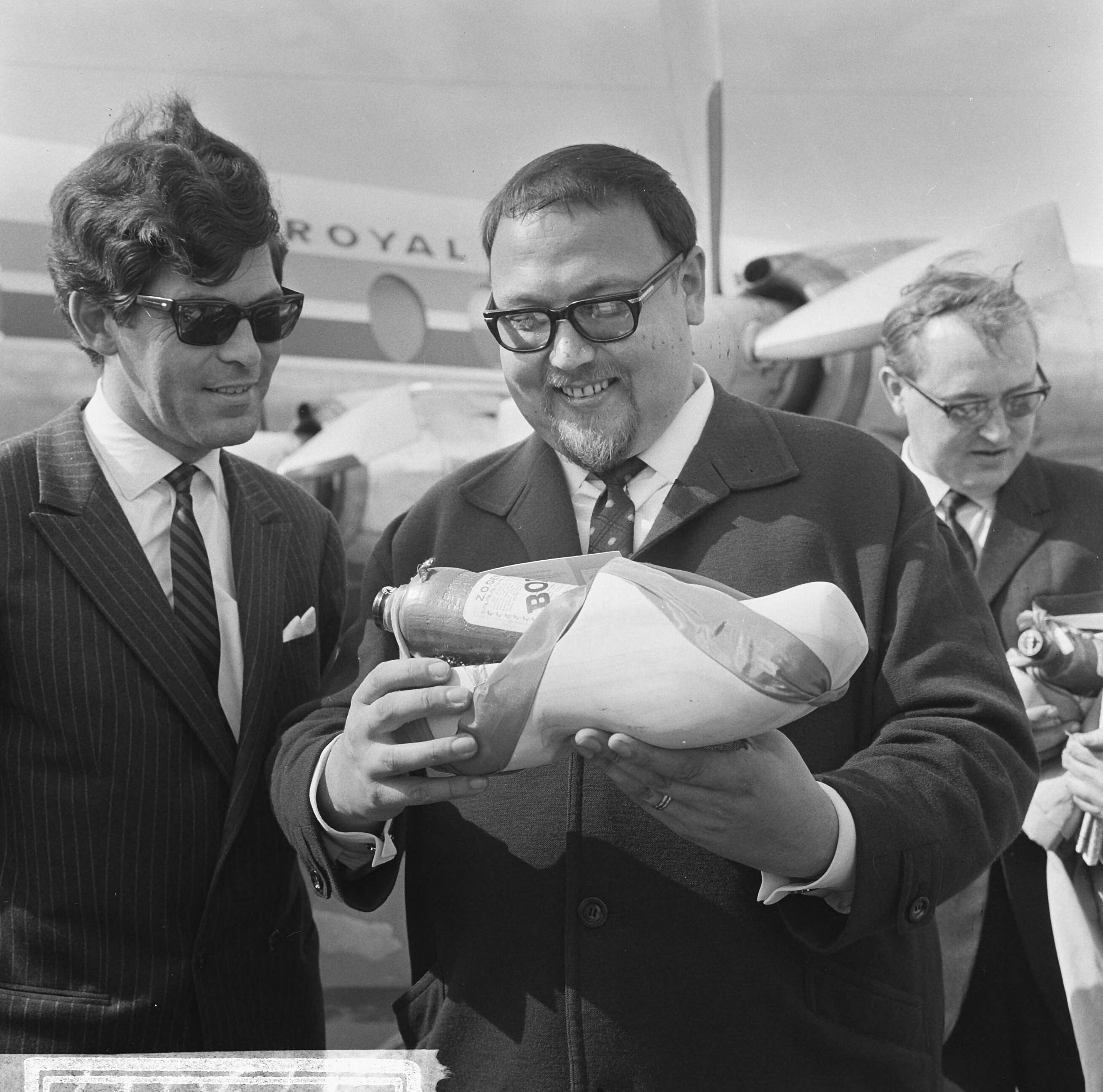 Fotocollectie Anefo — Aankomst combo "Fats and his Cats" op Schiphol, Fats (leider combo) bekijkt flessen jenever — Foto: Evers, Joost / Anefo. Licentie: Set B: Rechtenvrij / Publiek Domein. Bron: Nationaal Archief. http://hdl.handle.net/10648/aab40070-d0b4-102d-bcf8-003048976d84