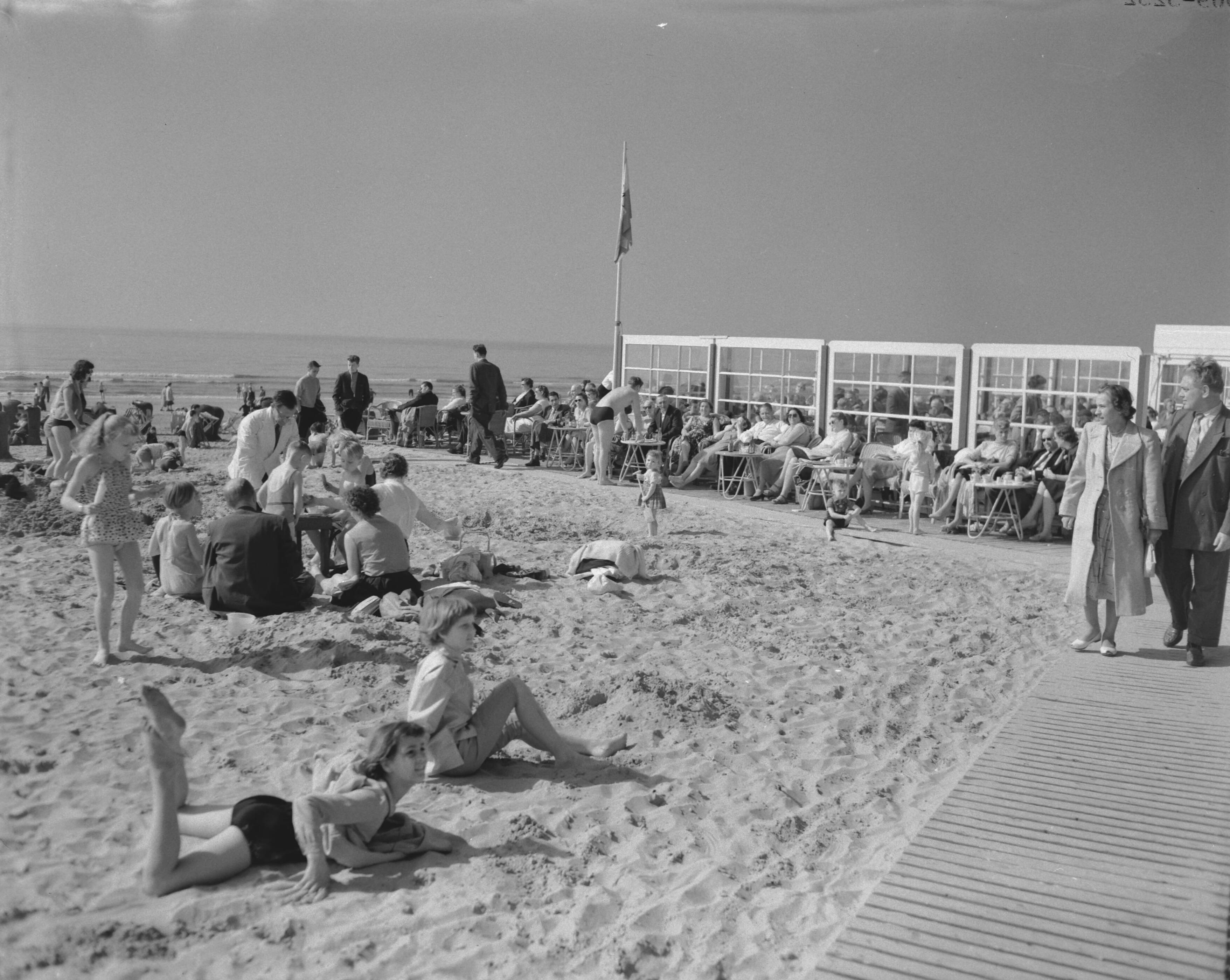 Fotocollectie Anefo — Drukte op Zandvoort — Foto: Behrens, Herbert F. / Anefo. Licentie: Set B: Rechtenvrij / Publiek Domein. Bron: Nationaal Archief. http://hdl.handle.net/10648/a97af560-d0b4-102d-bcf8-003048976d84