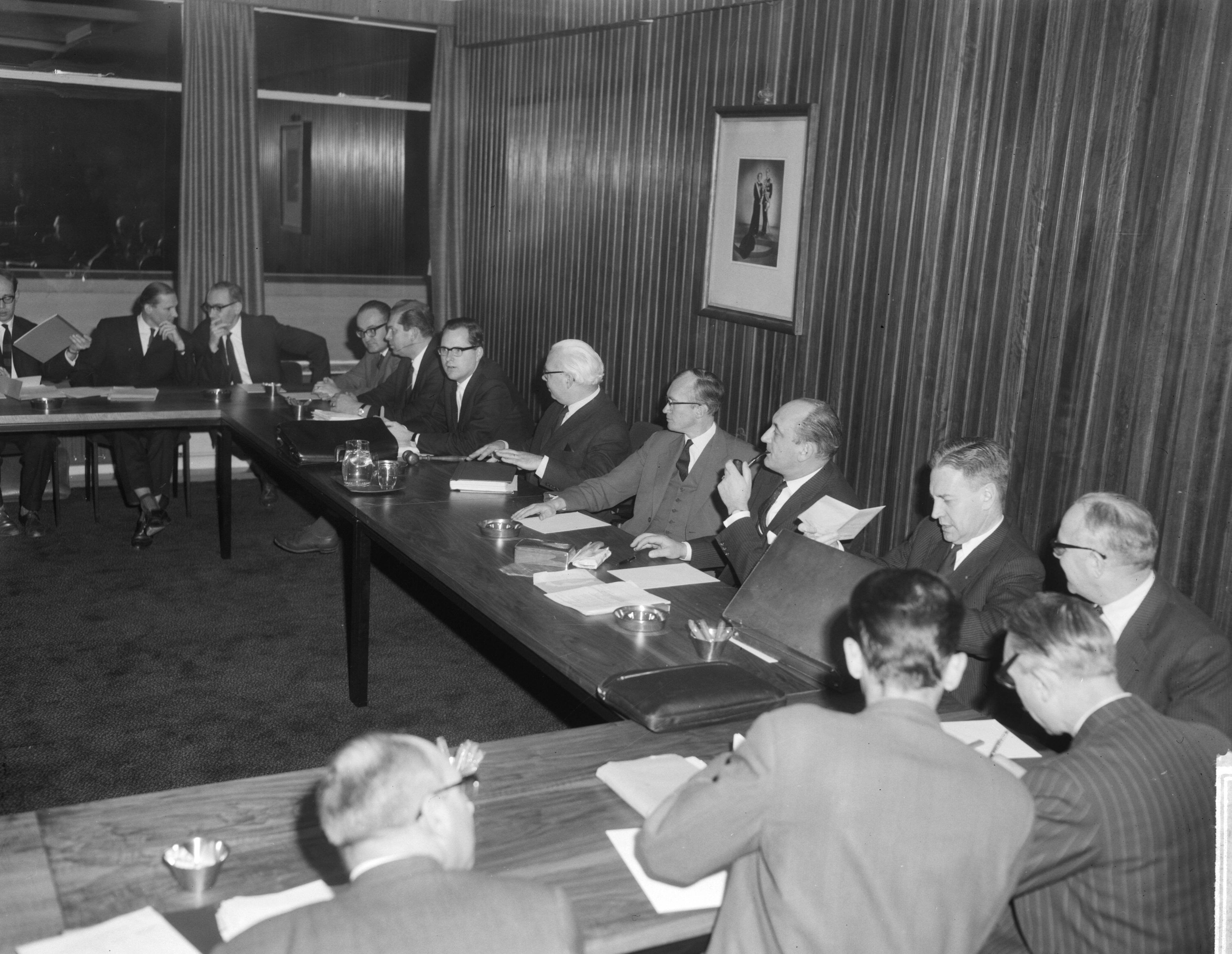 Fotocollectie Anefo — In het gebouw van de Stichting van de Arbeid te Voorburg vond overleg plaats tussen regering en het bestuur van de Stichting over lonen en prijzen. Rechts vlnr. de ministers Bogaers, Biesheuvel, Andriessen, Veldkamp, Witteveen en Toxopeus — Foto: Bilsen, Joop van / Anefo. Licentie: Set B: Rechtenvrij / Publiek Domein. Bron: Nationaal Archief. http://hdl.handle.net/10648/aa57774c-d0b4-102d-bcf8-003048976d84