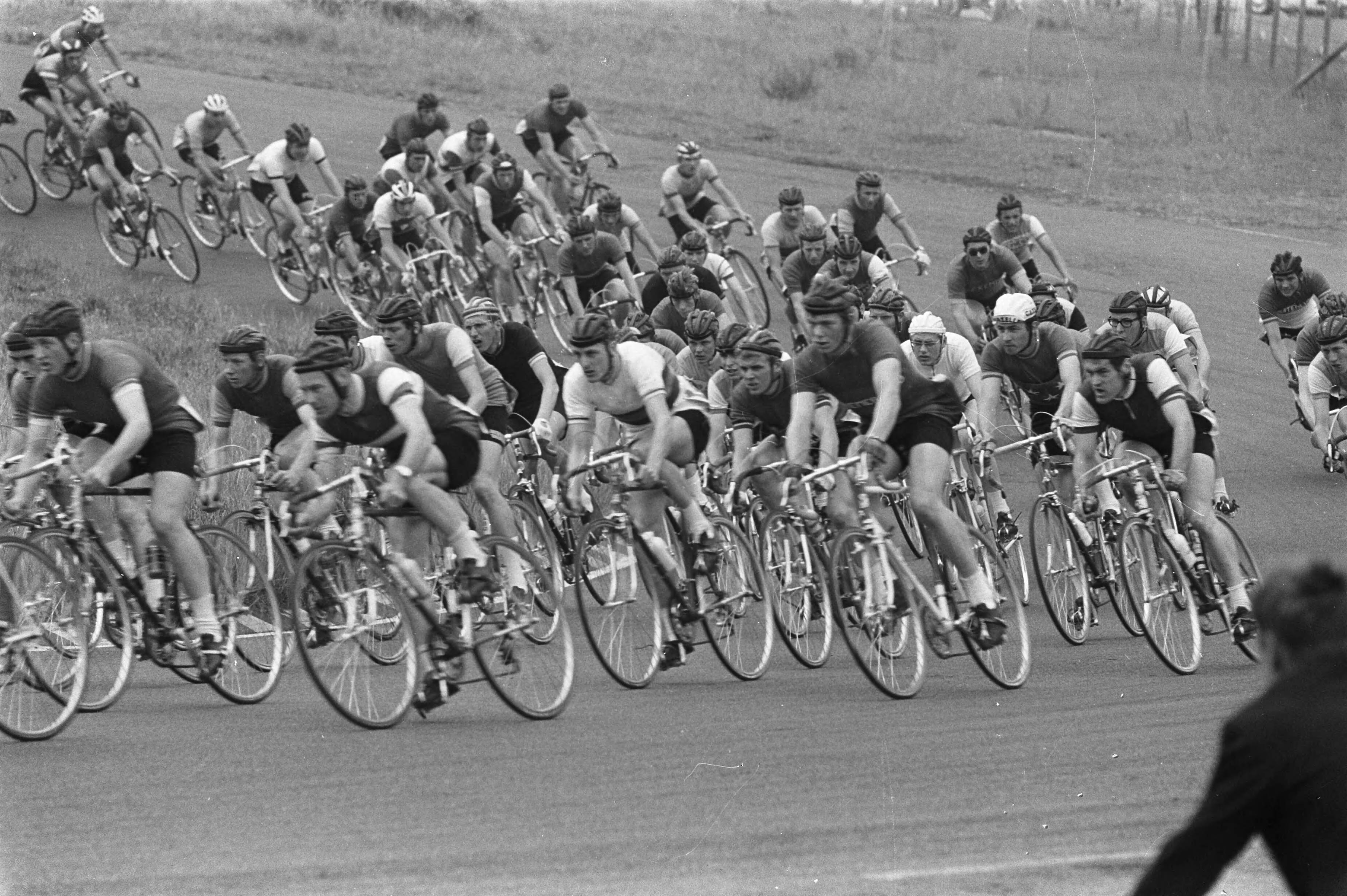 Fotocollectie Anefo — Kampioenschap van Nederland Wielrennen, nieuwelingen te Zandvoort. Selectiewedstrijden amateurs, het grote peleto op circuit van Zandvoort — Foto: Kroon, Ron / Anefo. Licentie: Set B: Rechtenvrij / Publiek Domein. Bron: Nationaal Archief. http://hdl.handle.net/10648/ab46d648-d0b4-102d-bcf8-003048976d84