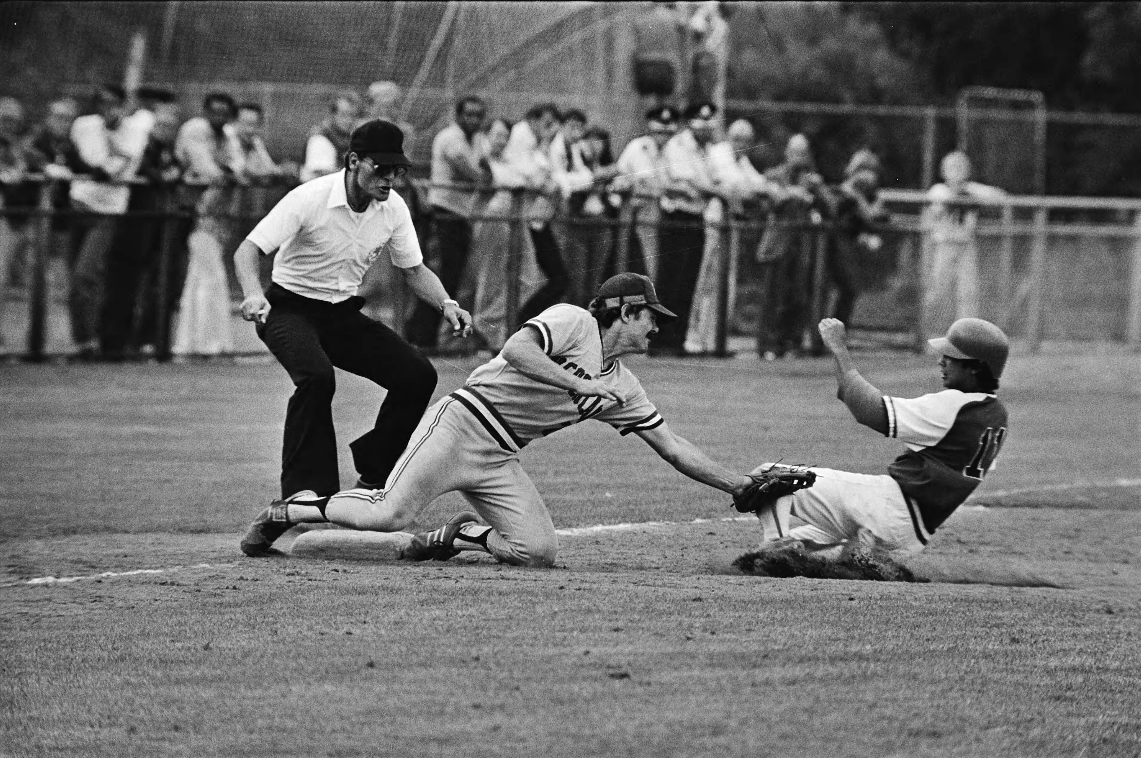 Fotocollectie Anefo — Internationale Haarlemse Honkbalzesdaagse. Nederland tegen The Aztecs 4-2; 3e honkman Harm Horeman tikt de Amerikaan Roland Majam (r) uit — Foto: Suyk, Koen / Anefo (1). Licentie: Set B: Rechtenvrij / Publiek Domein. Bron: Nationaal Archief. http://hdl.handle.net/10648/accecbb0-d0b4-102d-bcf8-003048976d84