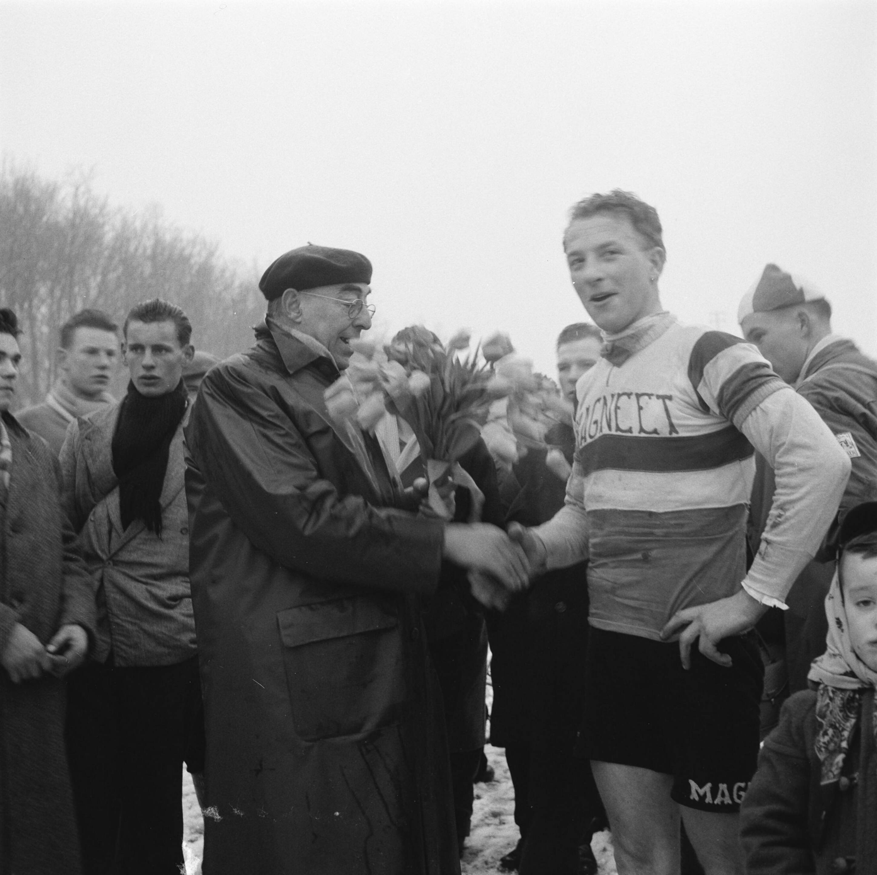 Fotocollectie Anefo — Cyclecrosswedstrijden op Duinhorst in Den Haag. Huldiging van winnaar Manus Brinkman uit Rotterdam — Foto: Rossem, Wim van / Anefo. Licentie: Set B: Rechtenvrij / Publiek Domein. Bron: Nationaal Archief. http://hdl.handle.net/10648/a94294d6-d0b4-102d-bcf8-003048976d84
