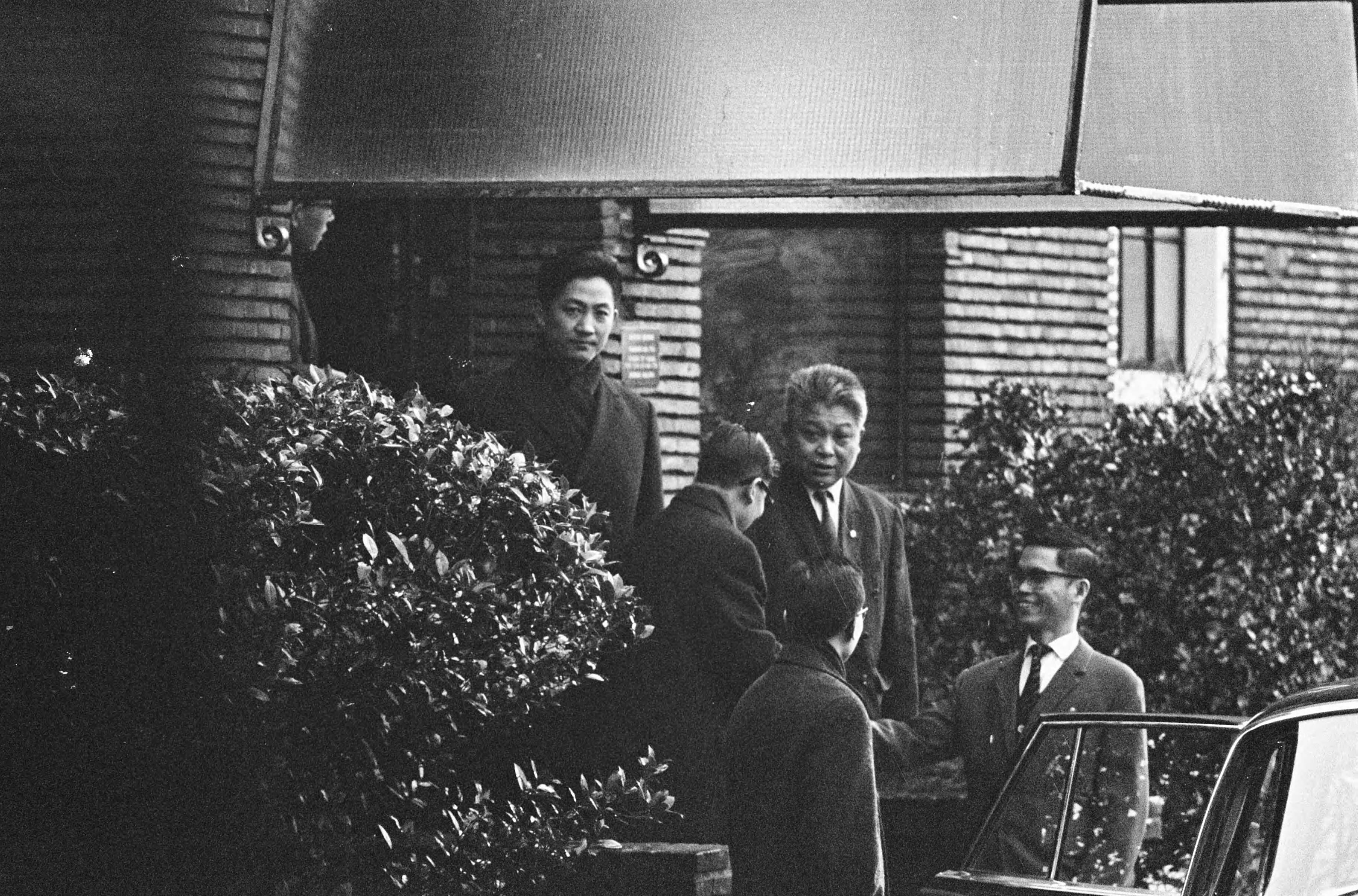 Fotocollectie Anefo — Chinezen naar huis, Chinezen verlaten de legatie te Den Haag — Foto: Koch, Eric / Anefo. Licentie: Set B: Rechtenvrij / Publiek Domein. Bron: Nationaal Archief. http://hdl.handle.net/10648/ab0a506a-d0b4-102d-bcf8-003048976d84
