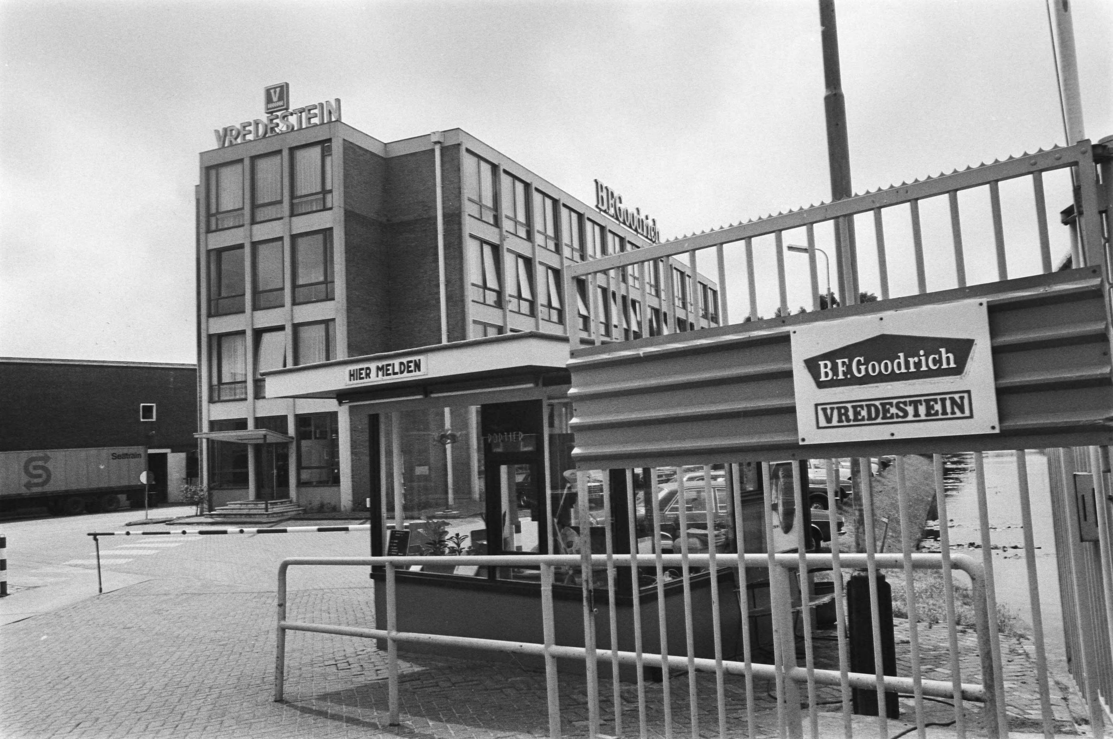 Fotocollectie Anefo — Bandenfabriek "Vredestein" in Loosduinen met sluiting bedreigd, exterieur — Foto: Mieremet, Rob / Anefo. Licentie: Set B: Rechtenvrij / Publiek Domein. Bron: Nationaal Archief. http://hdl.handle.net/10648/ac8888c6-d0b4-102d-bcf8-003048976d84