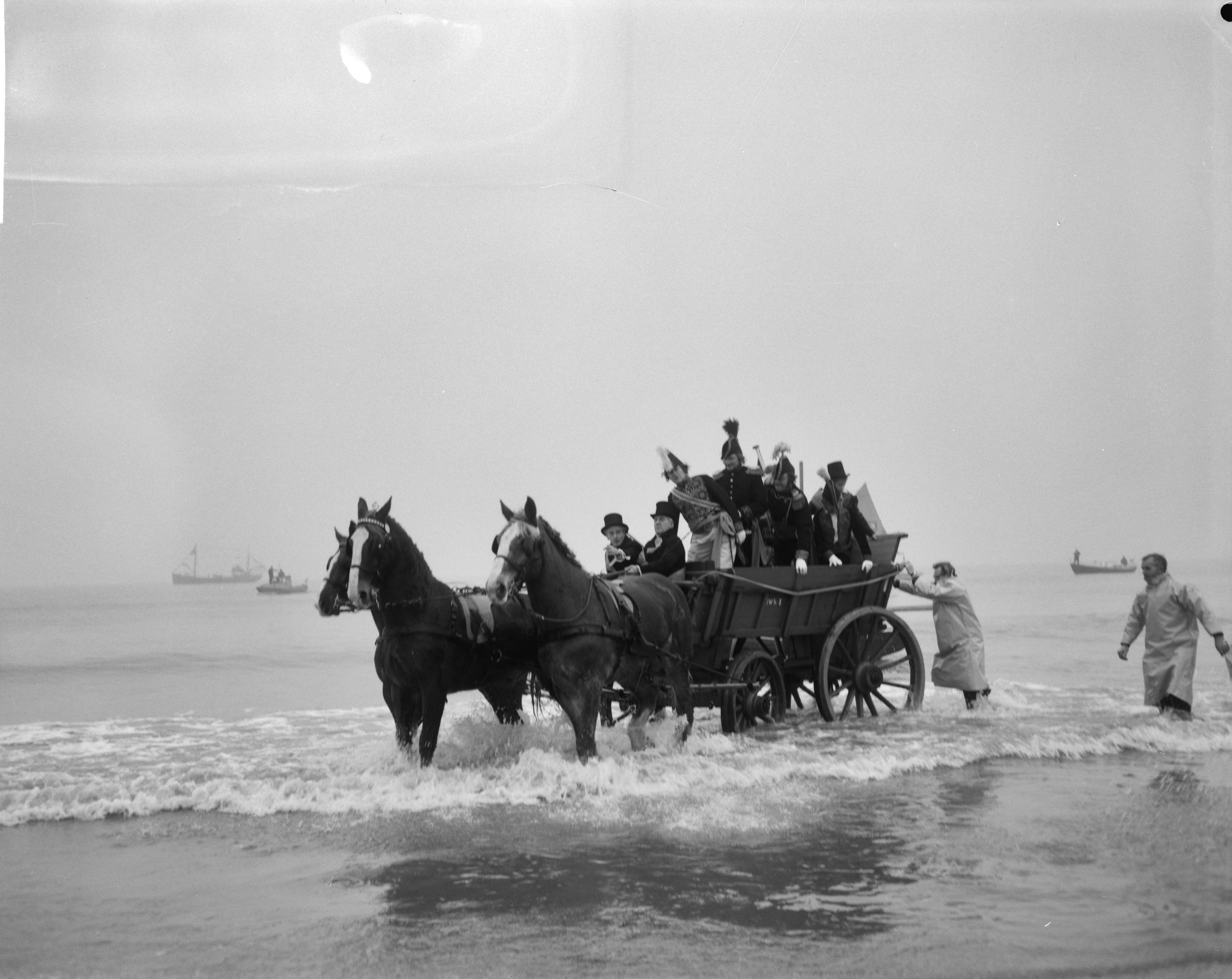 Fotocollectie Anefo — Te Scheveningen is de landing en intocht van prins Willem Frederik in 1813 herdacht. Aankomst van prins Willem Frederik op het strand. In een nettenwagen wordt hij van het strand gereden — Foto: Bilsen, Joop van / Anefo. Licentie: Set B: Rechtenvrij / Publiek Domein. Bron: Nationaal Archief. http://hdl.handle.net/10648/aa5014c0-d0b4-102d-bcf8-003048976d84