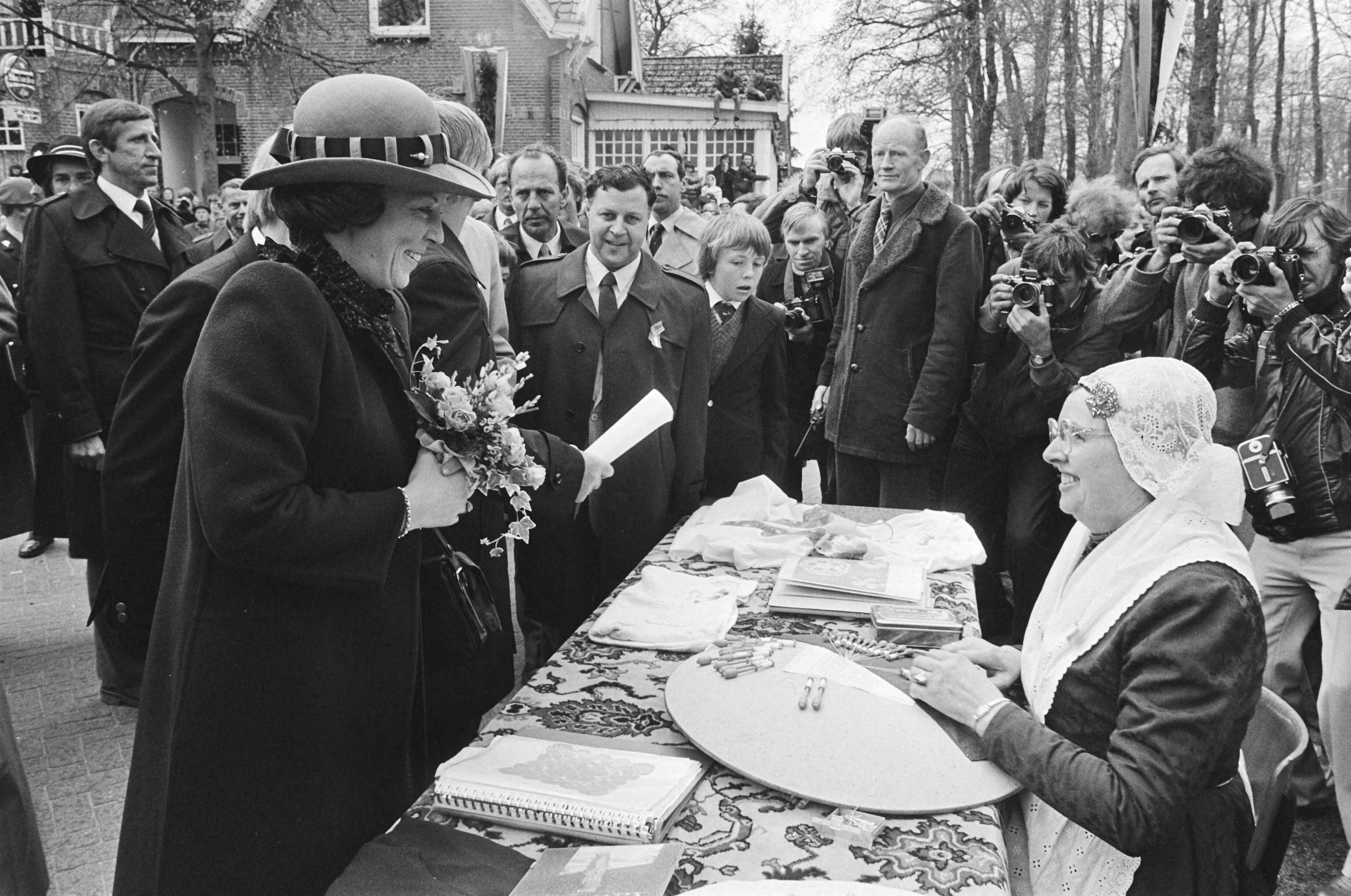 Fotocollectie Anefo — Koninginnedag, koninklijke familie in Zuidlaren. 11.12 Johan Friso, Willem Alexander, Claus, Constantijn Beatrix en burgemeester van Zuidlaren — Foto: Bogaerts, Rob / Anefo. Licentie: Set B: Rechtenvrij / Publiek Domein. Bron: Nationaal Archief. http://hdl.handle.net/10648/ad1667a4-d0b4-102d-bcf8-003048976d84