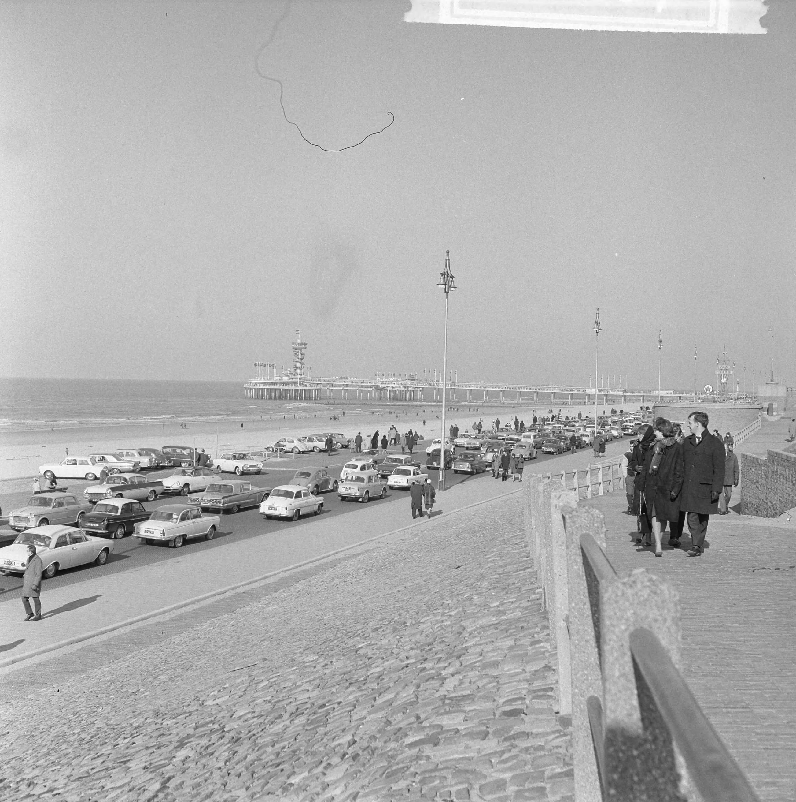 Fotocollectie Anefo — Boulevard Scheveningen vol met "opuittrekkenden" bij warm weer — Foto: Smulders, Jean / Anefo. Licentie: Set B: Rechtenvrij / Publiek Domein. Bron: Nationaal Archief. http://hdl.handle.net/10648/aa60ab6e-d0b4-102d-bcf8-003048976d84