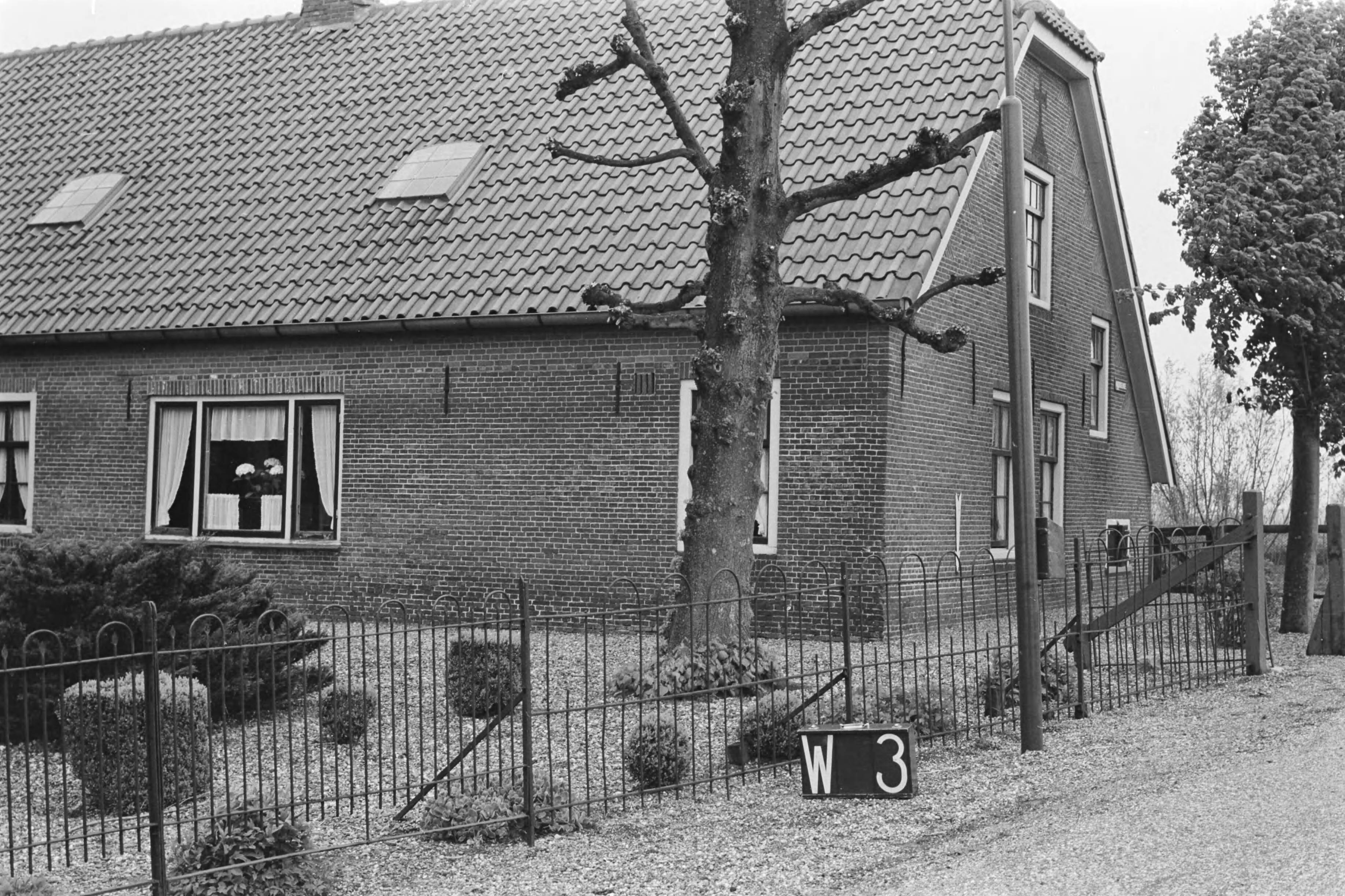 Vaste Punten Cultuurtechnische Dienst — Huis te Woubrugge (ruilverkaveling Veenderpolder) — Foto: Fotograaf Onbekend / Heidemij. Licentie: Set B: Rechtenvrij / Publiek Domein. Bron: Nationaal Archief. http://hdl.handle.net/10648/ae97f0f2-d0b4-102d-bcf8-003048976d84