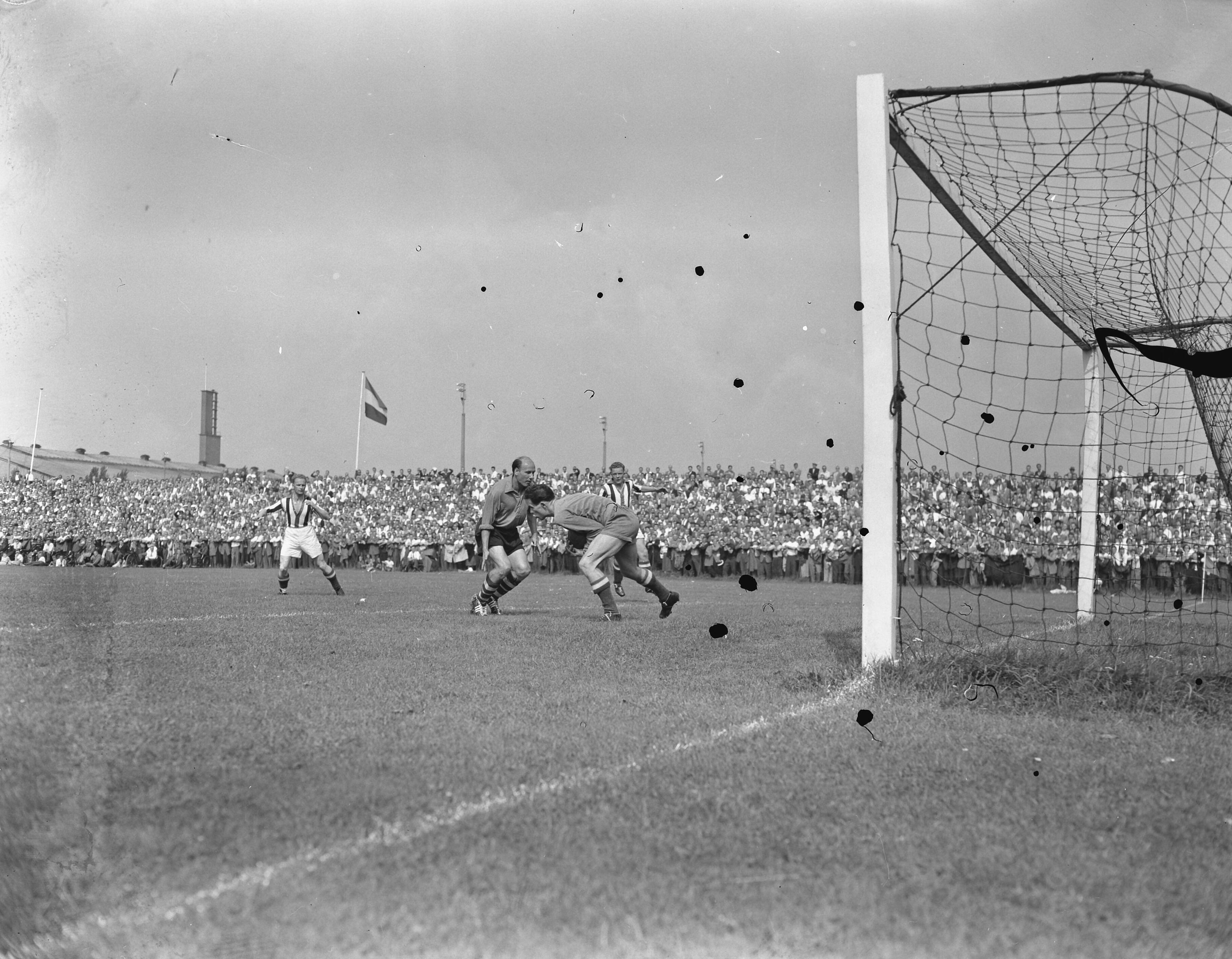 Fotocollectie Anefo — Voetbal. Scheveningen tegen Holland Sport 6-2. Links De Harder, rechts keeper Feyt — Foto: Pot, Harry / Anefo. Licentie: Set B: Rechtenvrij / Publiek Domein. Bron: Nationaal Archief. http://hdl.handle.net/10648/a93a1e8c-d0b4-102d-bcf8-003048976d84