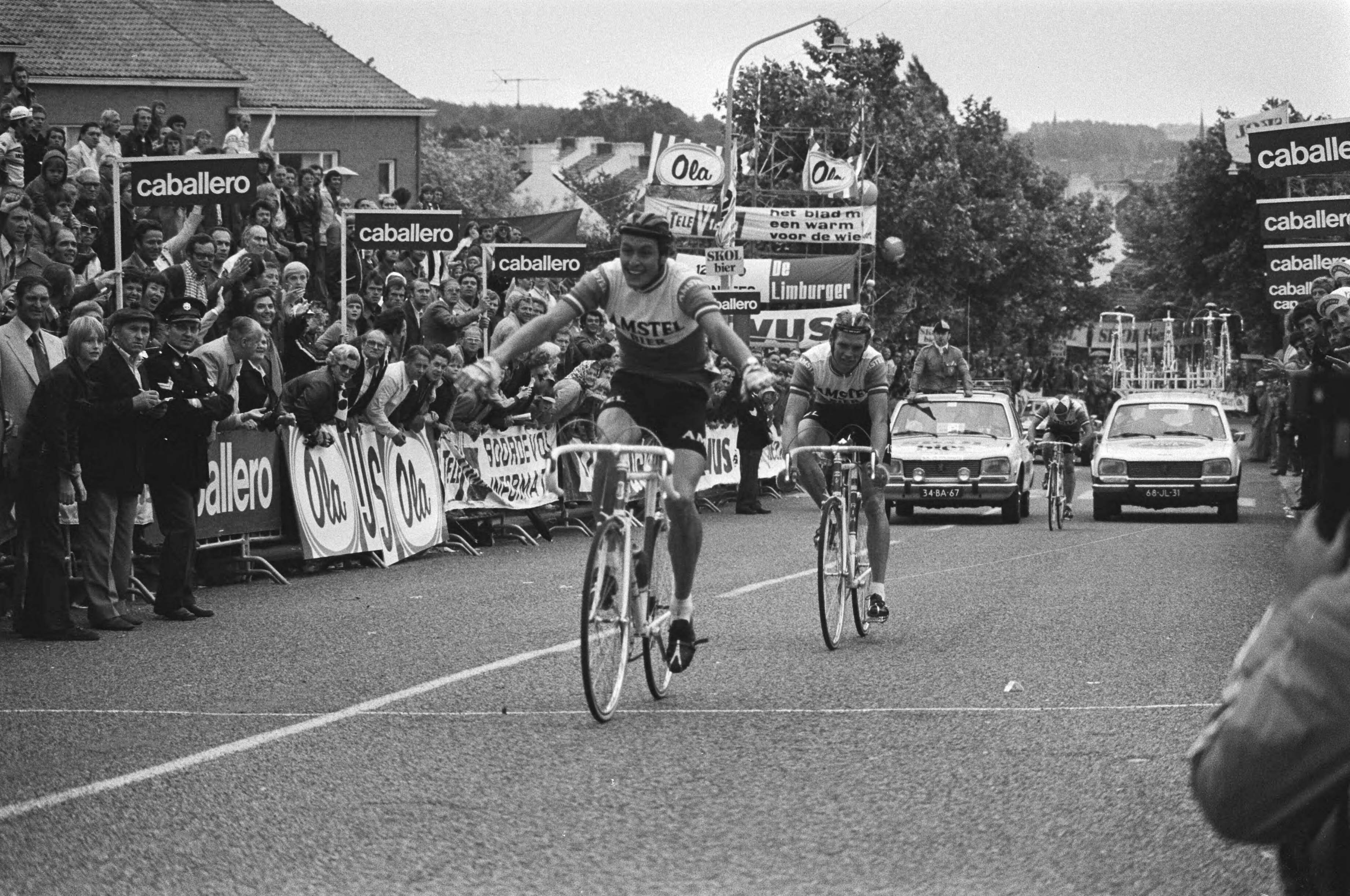 Fotocollectie Anefo — Nederlands kampioenschap wielrennen amateurs in Simpelveld, Arie Hassink wint de sprint van Leo van Vliet — Foto: Verhoeff, Bert / Anefo. Licentie: Set B: Rechtenvrij / Publiek Domein. Bron: Nationaal Archief. http://hdl.handle.net/10648/ac869f98-d0b4-102d-bcf8-003048976d84