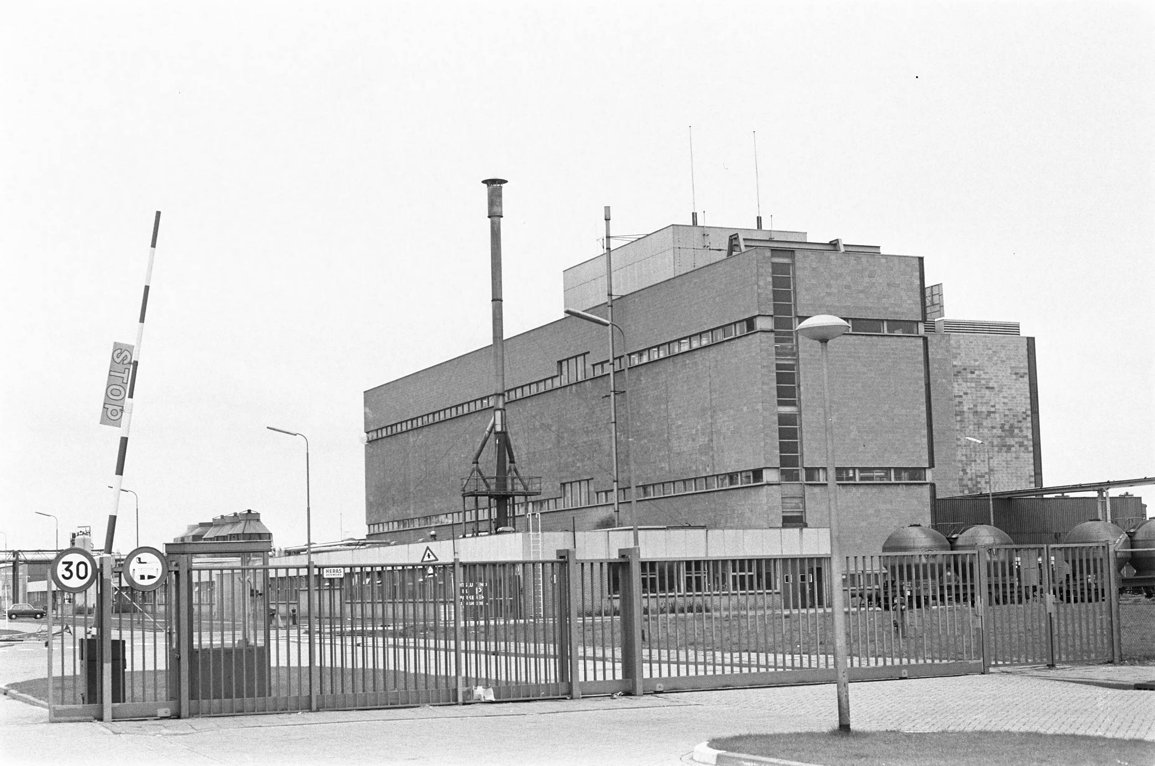 Fotocollectie Anefo — ENKA (onderdeel van AKZO) te Breda stopt produktie; exterieur van fabriek — Foto: Peters, Hans / Anefo. Licentie: Set B: Rechtenvrij / Publiek Domein. Bron: Nationaal Archief. http://hdl.handle.net/10648/abe65b8c-d0b4-102d-bcf8-003048976d84
