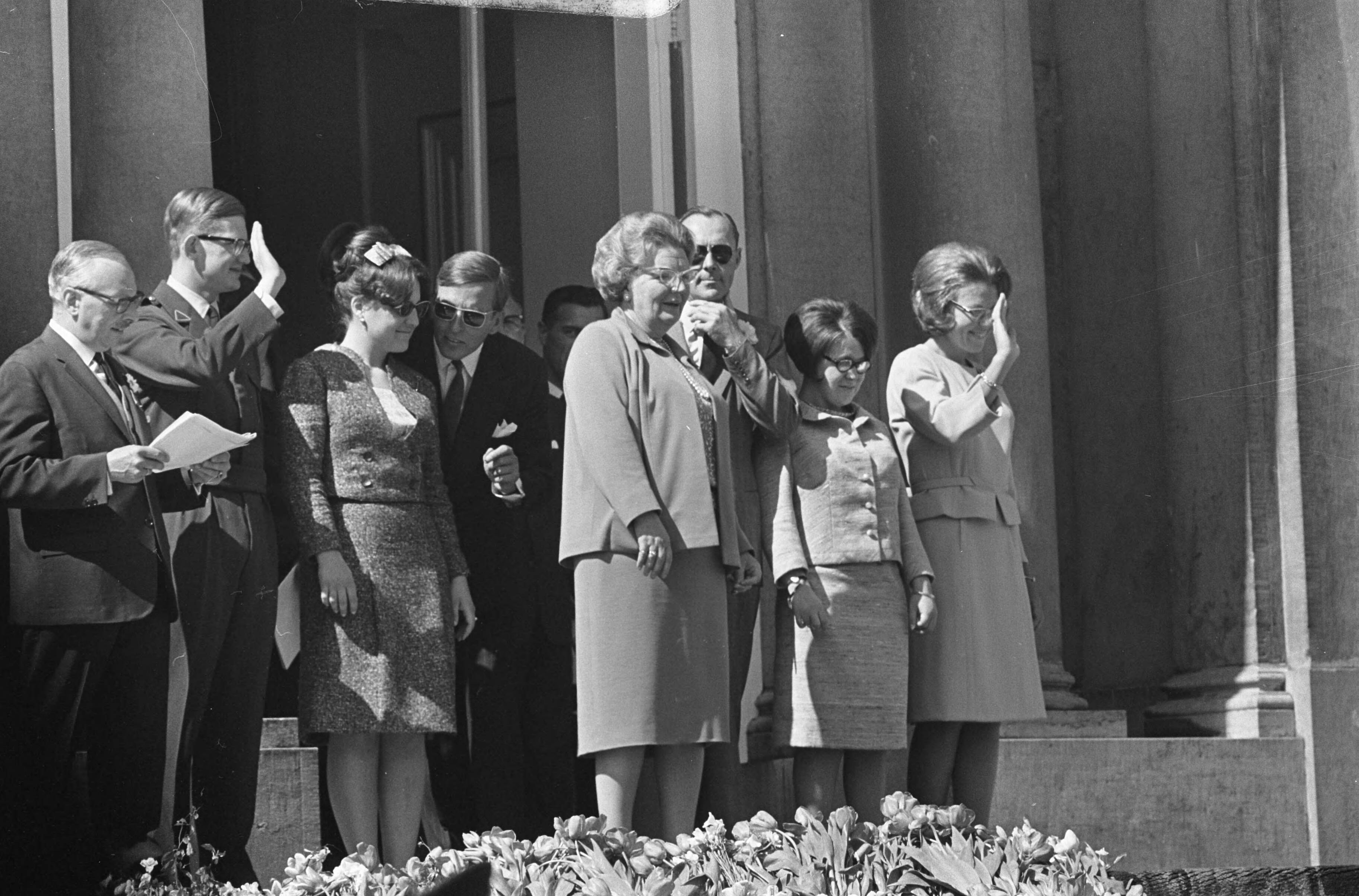 Fotocollectie Anefo — Koninginnedag, defilee op Soestdijk, Koningin Juliana , prins Bernhard , Margriet, Christina, Beatrix, Pieter en Claus op bordes — Foto: Kroon, Ron / Anefo. Licentie: Set B: Rechtenvrij / Publiek Domein. Bron: Nationaal Archief. http://hdl.handle.net/10648/aae7e4da-d0b4-102d-bcf8-003048976d84