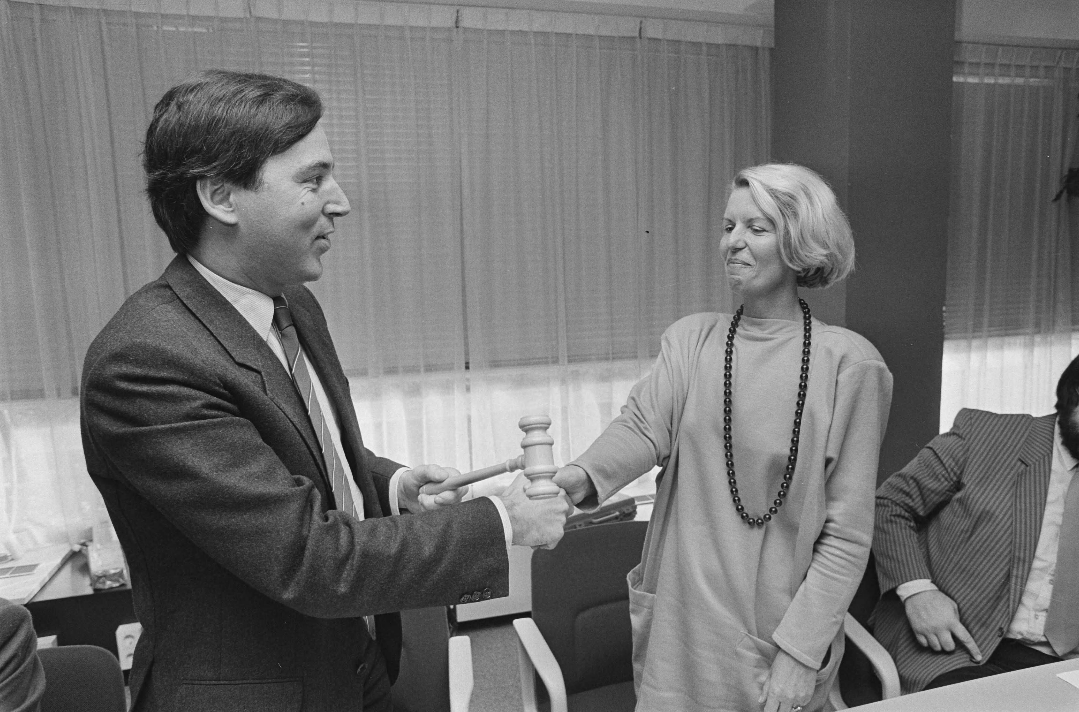 Fotocollectie Anefo — Minister Brinkman installeert mevr. M. M. van der Brink tot voorzitter Raad voor Jeugdbeleid in Den Haag (teven opdracht) — Foto: Bogaerts, Rob / Anefo. Licentie: Set B: Rechtenvrij / Publiek Domein. Bron: Nationaal Archief. http://hdl.handle.net/10648/ad583e2c-d0b4-102d-bcf8-003048976d84