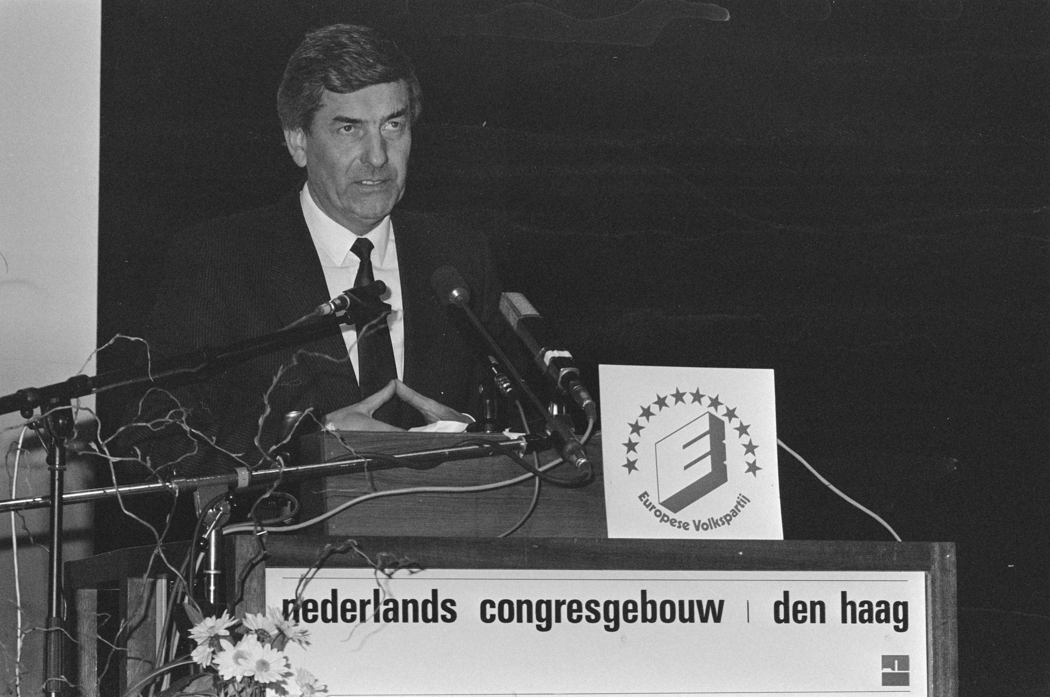Congres van de Europese Volkspartij 1986 te Den Haag — Minister-president Ruud Lubbers aan het woord — Foto: Molendijk, Bart / Anefo. Licentie: Set B: Rechtenvrij / Publiek Domein. Bron: Nationaal Archief. http://hdl.handle.net/10648/ad51f38c-d0b4-102d-bcf8-003048976d84