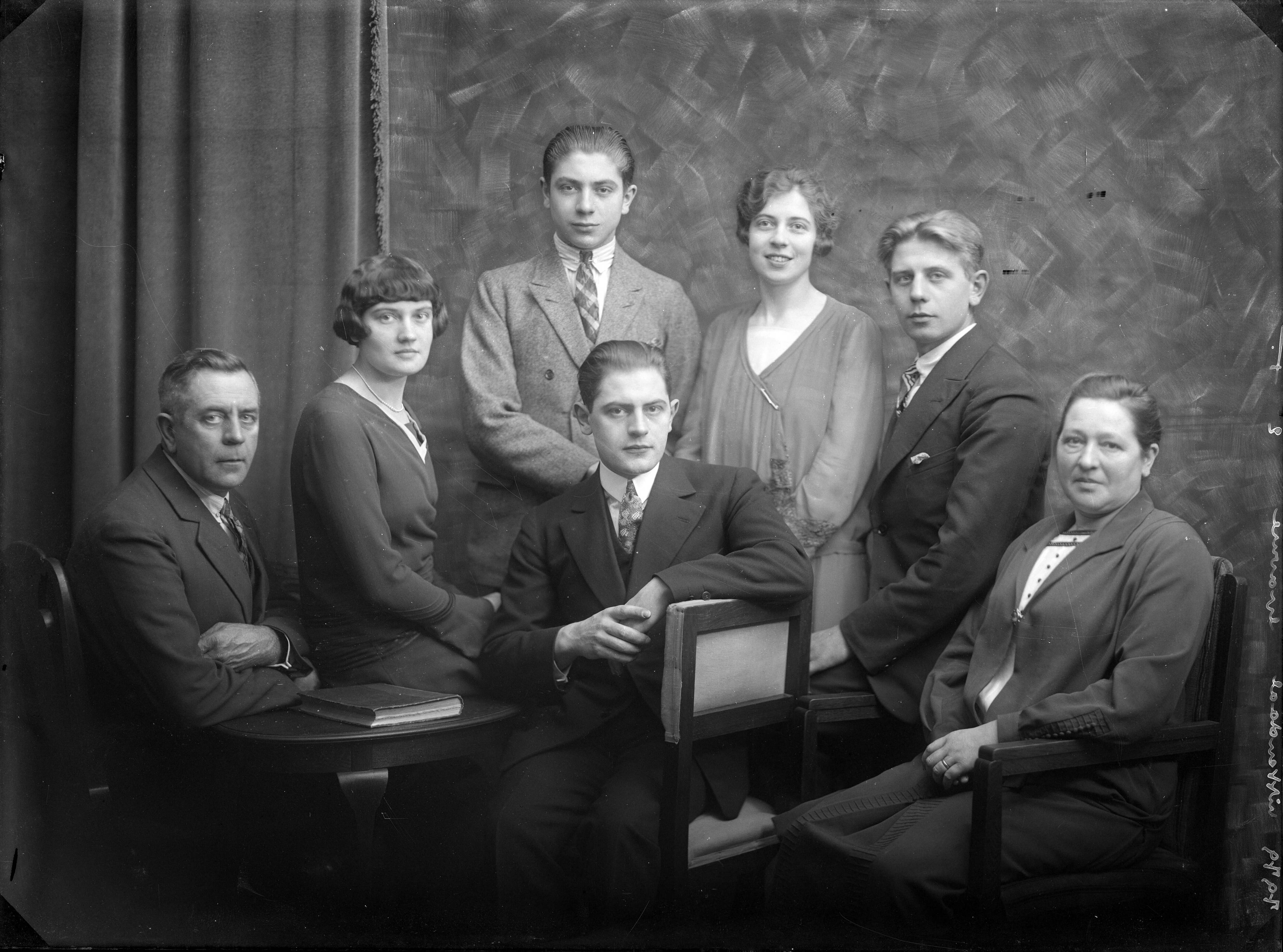 Portretten — Studio-opnames. Een familieportret van een vader, een moeder met hun drie zonen en hun twee dochters. Haarlem, Nederland 1918-1930. 7979 Uittendaal gravure 2 — Foto: Berg, Th.C.J. van den / Spaarnestad Photo (05887). Licentie: Set B: Rechtenvrij / Publiek Domein. Bron: Nationaal Archief. http://hdl.handle.net/10648/35429da7-c7f3-a382-e063-6df0900a6686