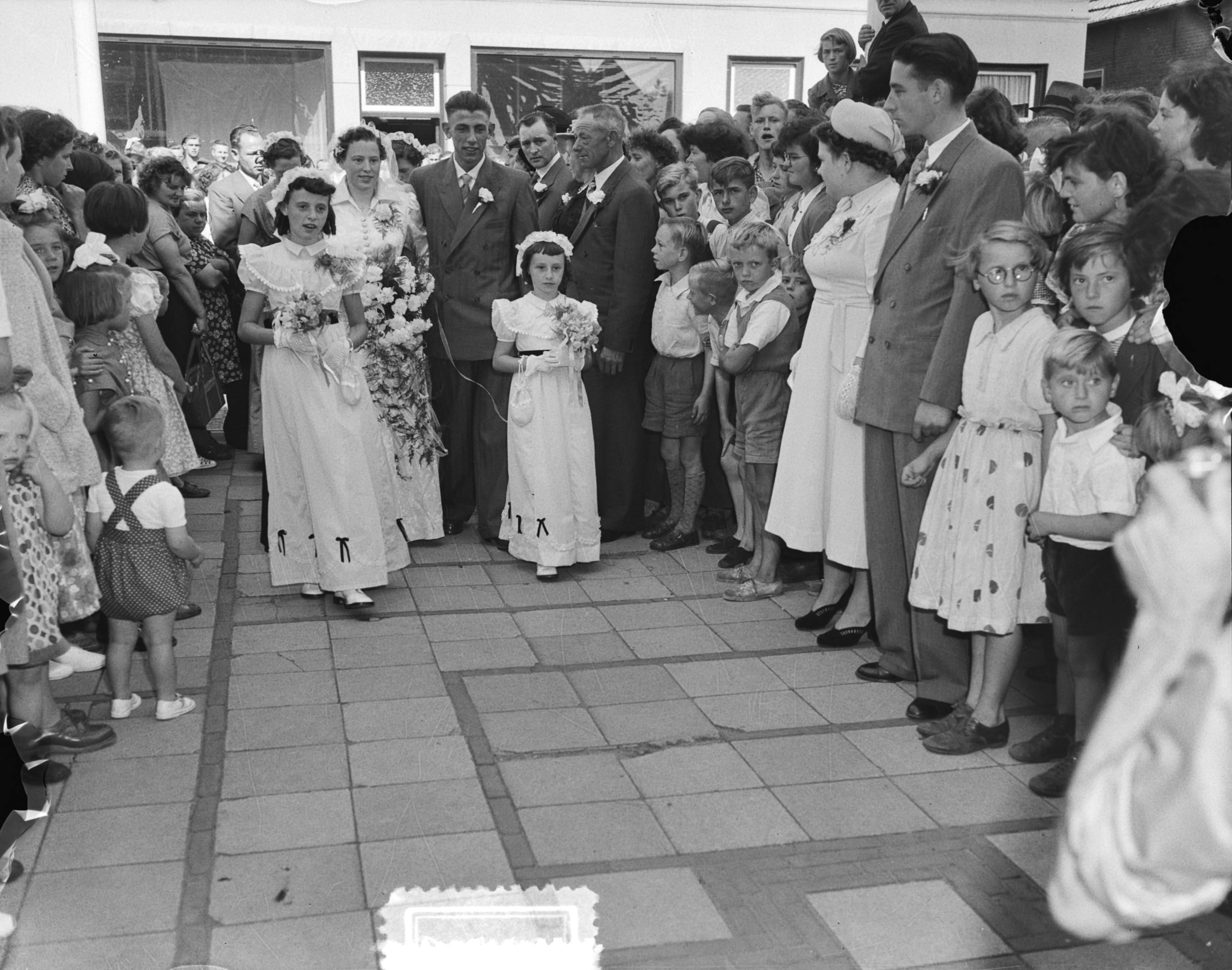 Huwelijk wielrenner Thijs Roks in Zundert — Wielrenner Thijs Roks met zijn bruid Maria Billet — Foto: Duinen, G.W. van / Anefo. Licentie: Set B: Rechtenvrij / Publiek Domein. Bron: Nationaal Archief. http://hdl.handle.net/10648/a910de0a-d0b4-102d-bcf8-003048976d84