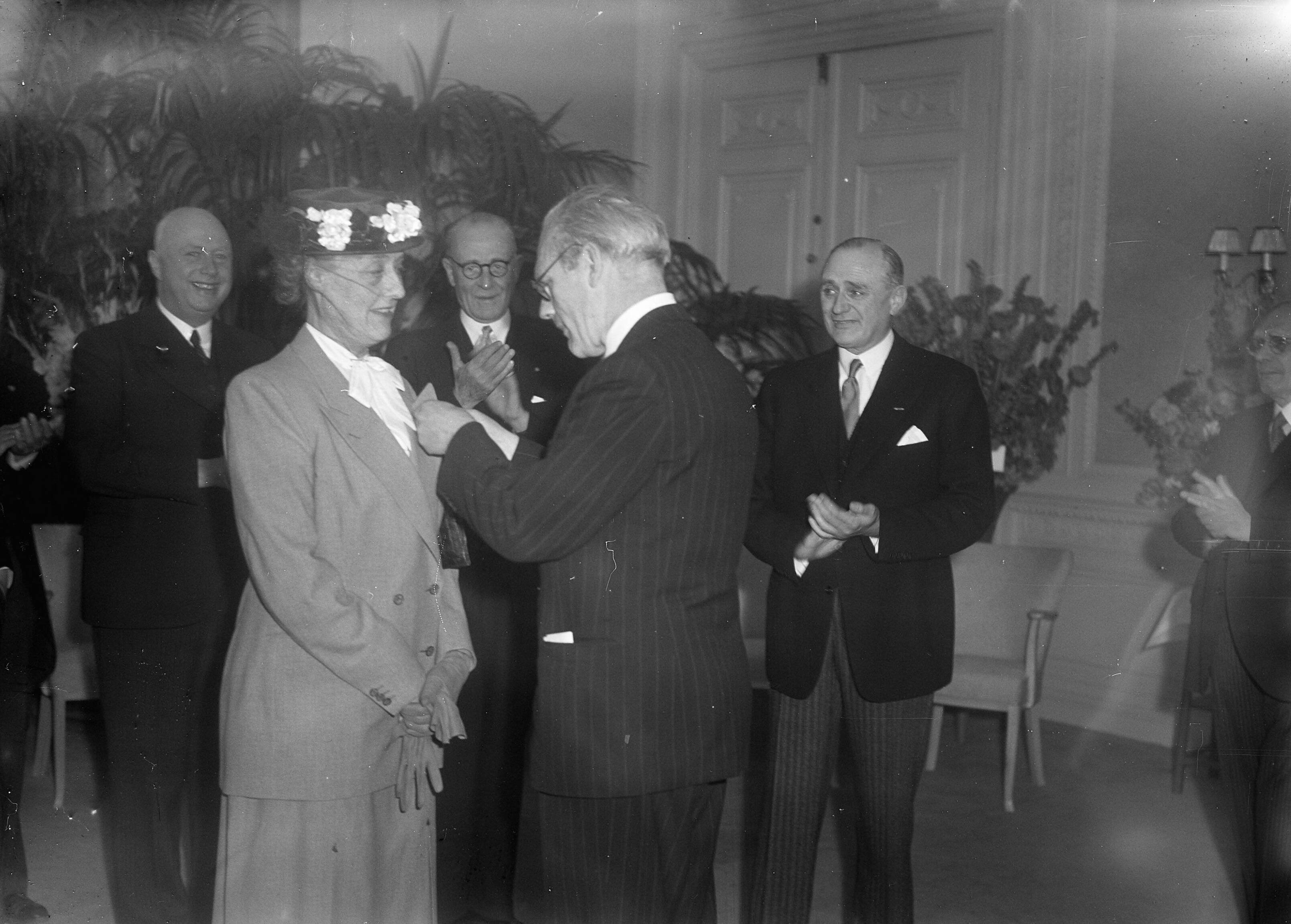 Fotocollectie Anefo — Receptie KNAC Den Haag — Foto: Noske, J.D. / Anefo. Licentie: Set B: Rechtenvrij / Publiek Domein. Bron: Nationaal Archief. http://hdl.handle.net/10648/a8b8efe2-d0b4-102d-bcf8-003048976d84