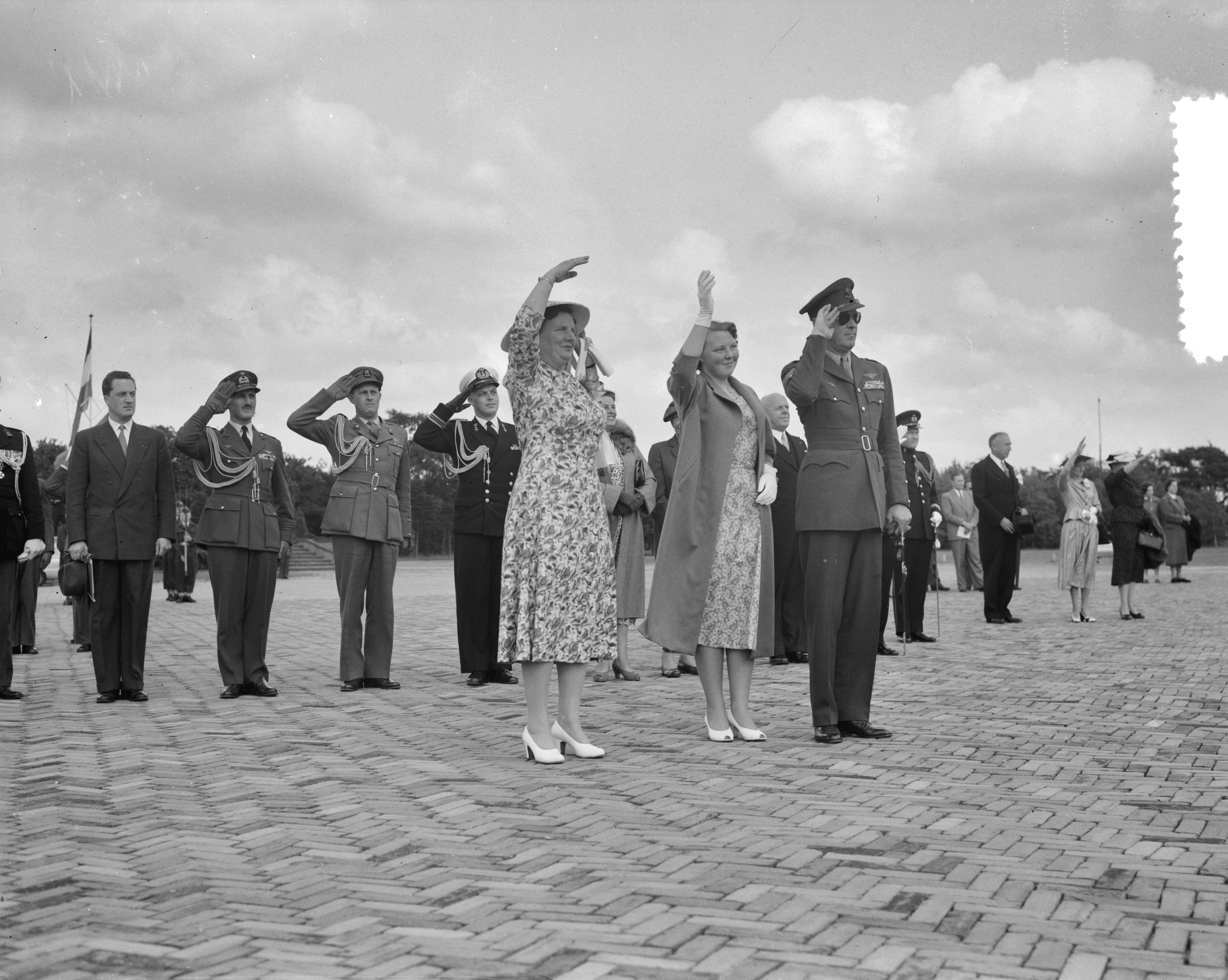 Staatsbezoek groothertogin Charlotte van Luxemburg en haar echtgenoot prins Felix — Laatste dag bezoek Luxemburgs groot-hertogelijk paar. Vertrek Soesterberg — Foto: Bilsen, Joop van / Anefo. Licentie: Set B: Rechtenvrij / Publiek Domein. Bron: Nationaal Archief. http://hdl.handle.net/10648/a9497a4e-d0b4-102d-bcf8-003048976d84