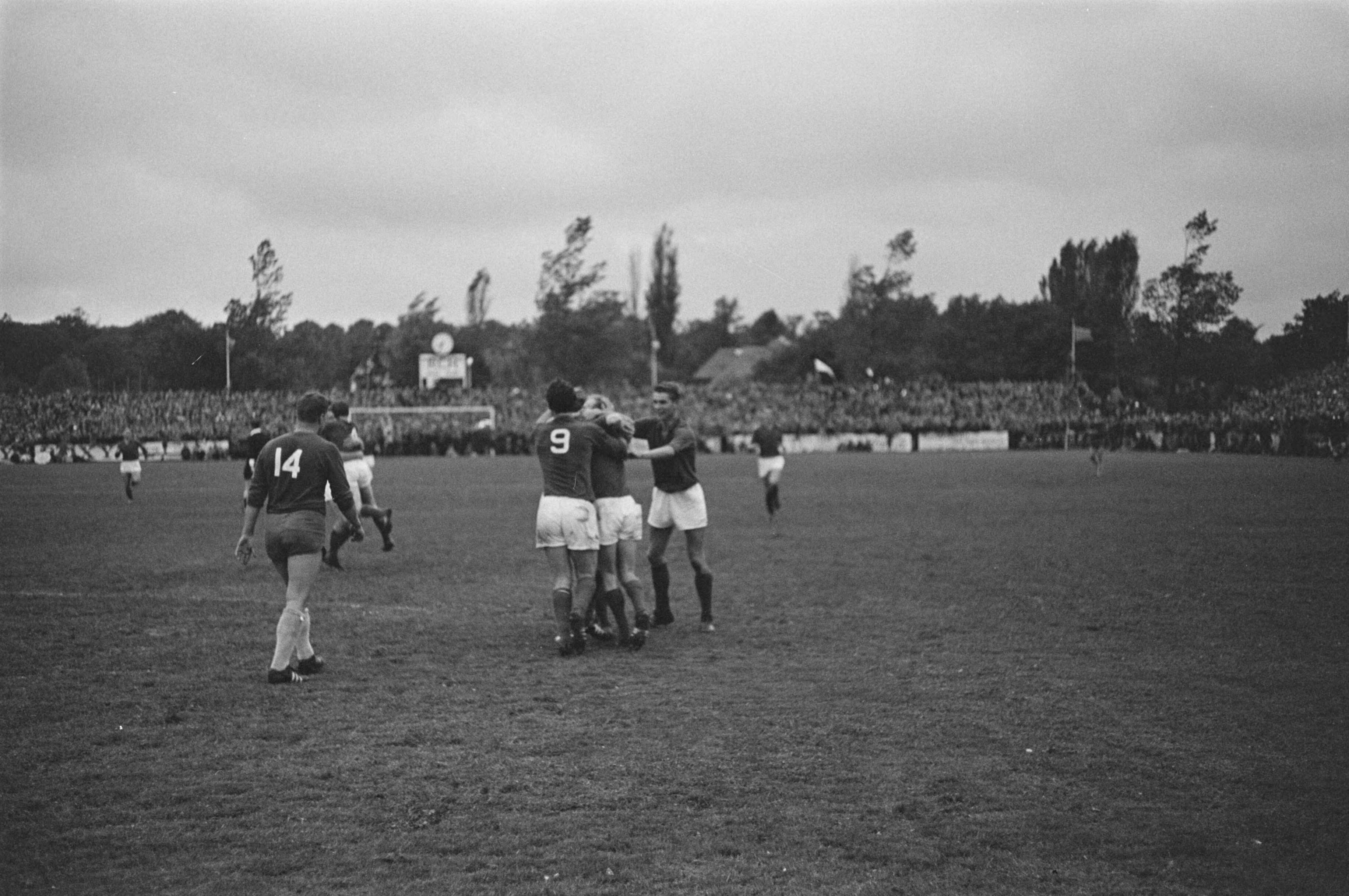 Fotocollectie Anefo — Voetbal. Promotiewedstrijd voor 1e divisie. Haarlem tegen VSV 2-2 na verlenging. Juichende spelers van VSV — Foto: Pot, Harry / Anefo. Licentie: Set B: Rechtenvrij / Publiek Domein. Bron: Nationaal Archief. http://hdl.handle.net/10648/aa3b7254-d0b4-102d-bcf8-003048976d84