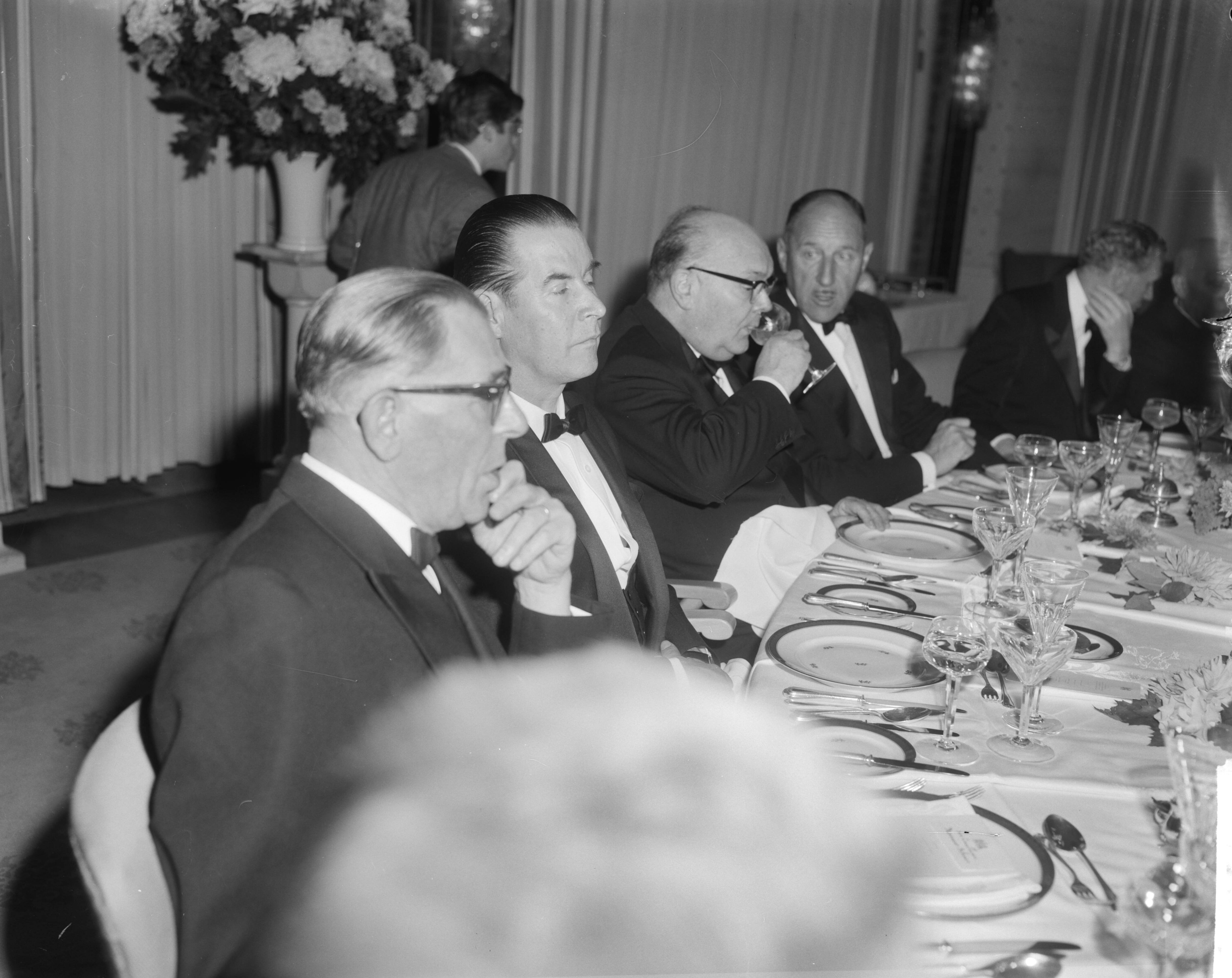 Fotocollectie Anefo — Ministersconferentie van de West Europese Unie in Den Haag. De ministers aan het diner — Foto: Bilsen, Joop van / Anefo. Licentie: Set B: Rechtenvrij / Publiek Domein. Bron: Nationaal Archief. http://hdl.handle.net/10648/aa4b49a4-d0b4-102d-bcf8-003048976d84