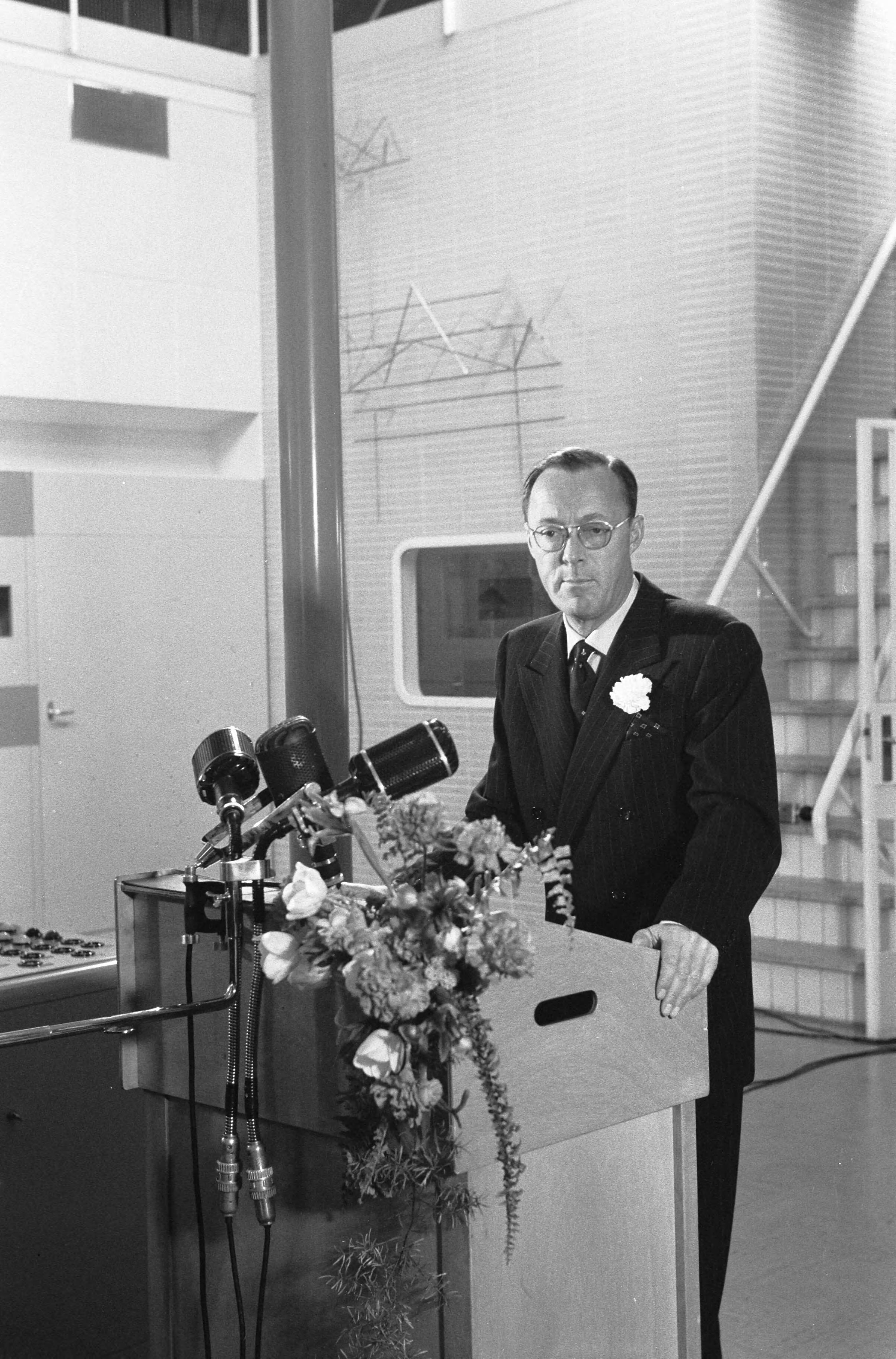 Fotocollectie Anefo — Prins Bernhard stelt het zenderpark van de Wereldomroep te IJsselstein in gebruik, Prins Bernhard tijdens zijn rede — Foto: Pot, Harry / Anefo. Licentie: Set B: Rechtenvrij / Publiek Domein. Bron: Nationaal Archief. http://hdl.handle.net/10648/a9ada870-d0b4-102d-bcf8-003048976d84