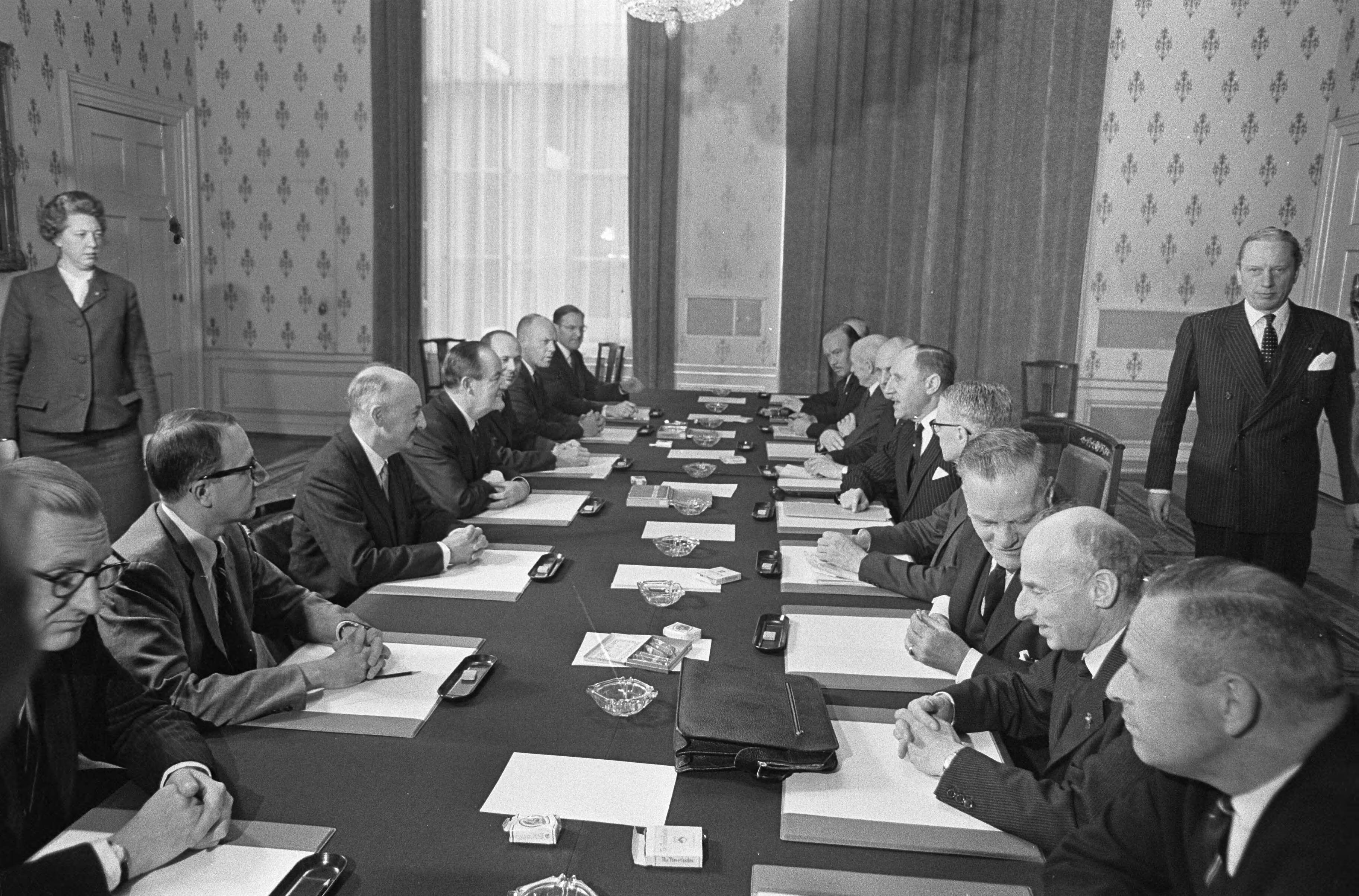 Fotocollectie Anefo — Vice president Humphrey en Minister Luns bespreken politieke situatie Den Haag — Foto: Kroon, Ron / Anefo. Licentie: Set B: Rechtenvrij / Publiek Domein. Bron: Nationaal Archief. http://hdl.handle.net/10648/ab13f98a-d0b4-102d-bcf8-003048976d84