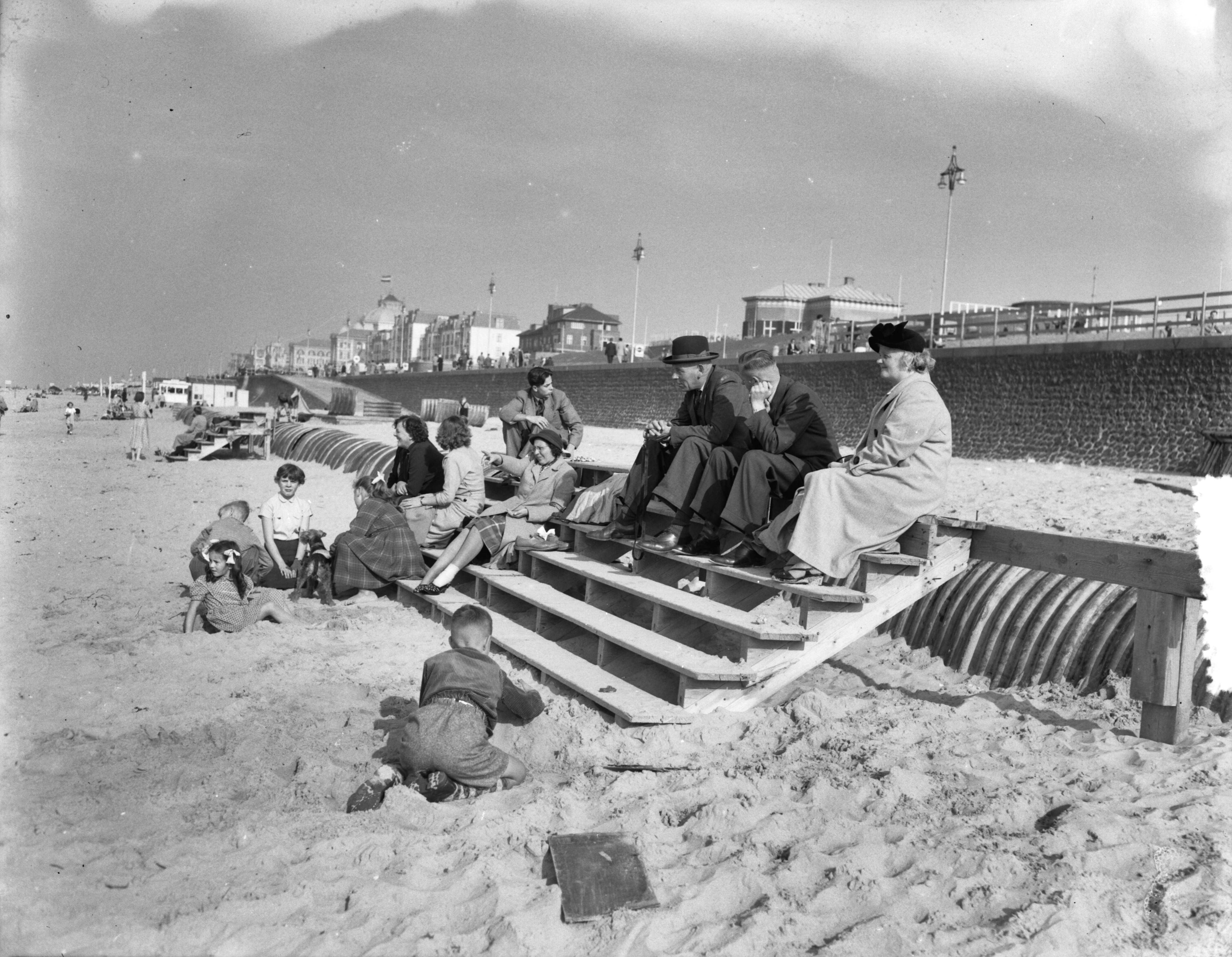 Fotocollectie Anefo — Late zomerdag strand Scheveningen — Foto: Duinen, G.W. van / Anefo. Licentie: Set B: Rechtenvrij / Publiek Domein. Bron: Nationaal Archief. http://hdl.handle.net/10648/a91408dc-d0b4-102d-bcf8-003048976d84