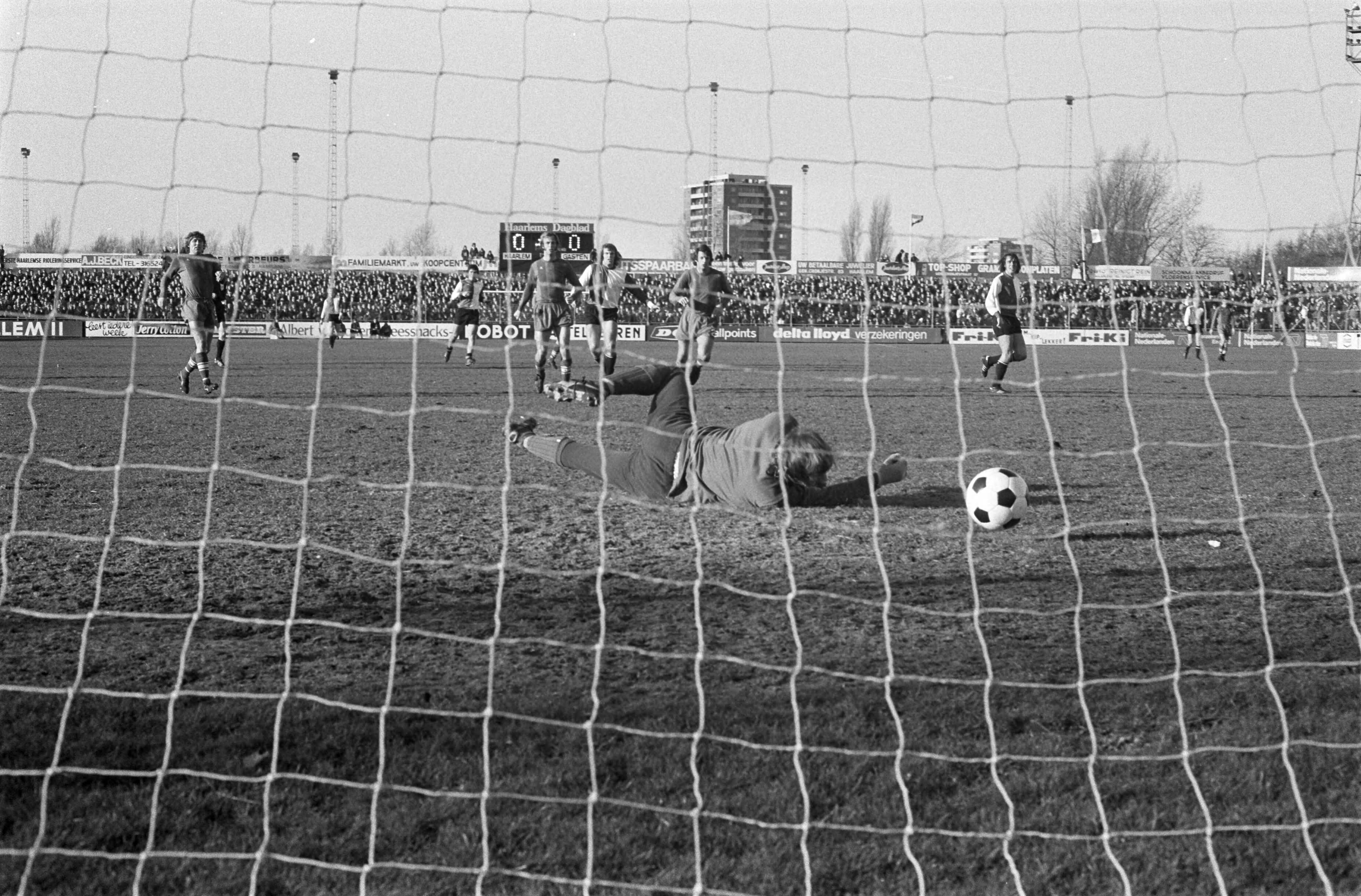 Haarlem tegen Feyenoord: 0-1 — Theo de Jong scoort, doelman Lelieveld duikt naar de bal — Foto: Fotograaf Onbekend / Anefo. Licentie: Set B: Rechtenvrij / Publiek Domein. Bron: Nationaal Archief. http://hdl.handle.net/10648/ac420702-d0b4-102d-bcf8-003048976d84