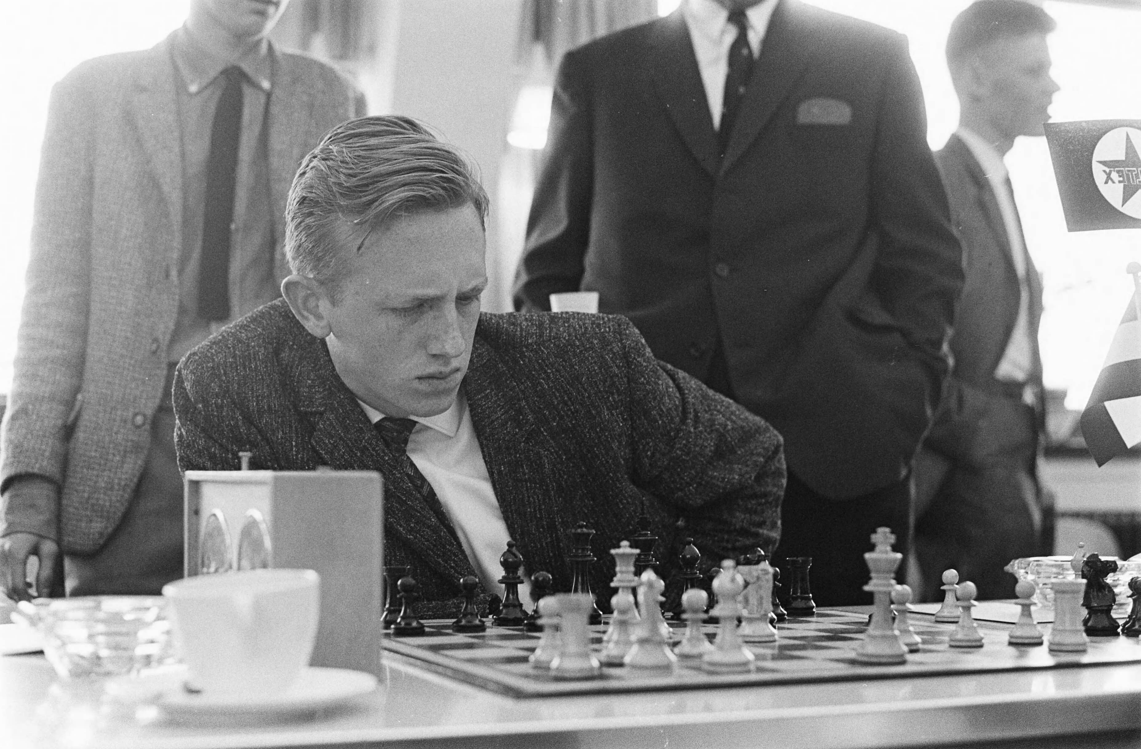 Fotocollectie Anefo — Landenschaaktoernooi in het Caltexgebouw te Den Haag. Coen Zuidema — Foto: Gelderen, Hugo van / Anefo. Licentie: Set B: Rechtenvrij / Publiek Domein. Bron: Nationaal Archief. http://hdl.handle.net/10648/aa3ee89e-d0b4-102d-bcf8-003048976d84