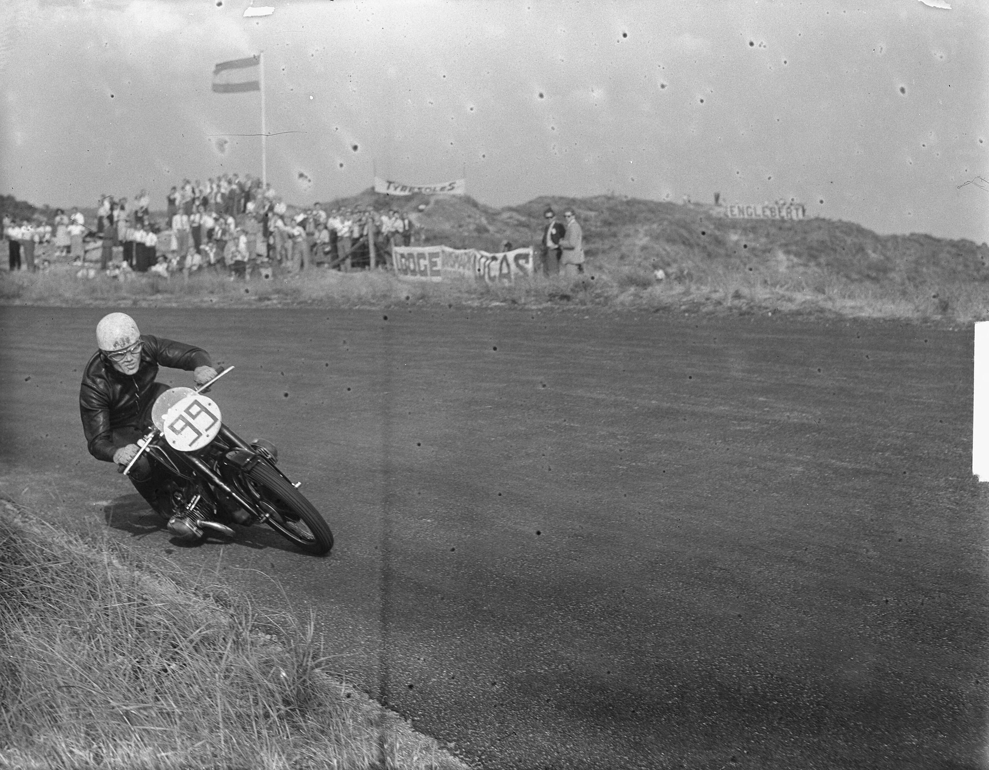 Fotocollectie Anefo — Motorraces Zandvoort. Winnaar 500cc Piet Krijnenburg uit Wassenaar op BMW in een bocht — Foto: Pot, Harry / Anefo. Licentie: Set B: Rechtenvrij / Publiek Domein. Bron: Nationaal Archief. http://hdl.handle.net/10648/a8dcf090-d0b4-102d-bcf8-003048976d84